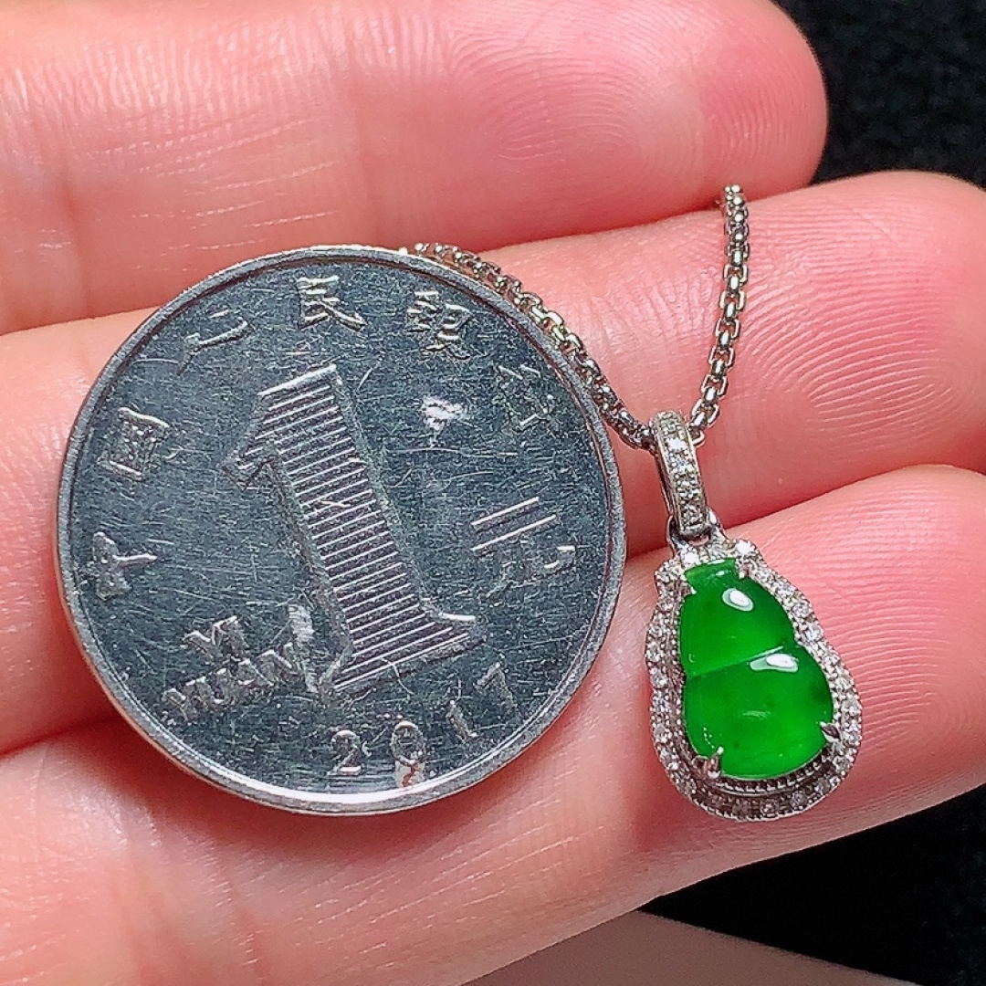 ️18k金镶嵌冰种阳绿小葫芦吊坠，种老水头好，又冰又润，饱满无裂：18.6/9.1/6mm裸石：9.5/6.2/2mm