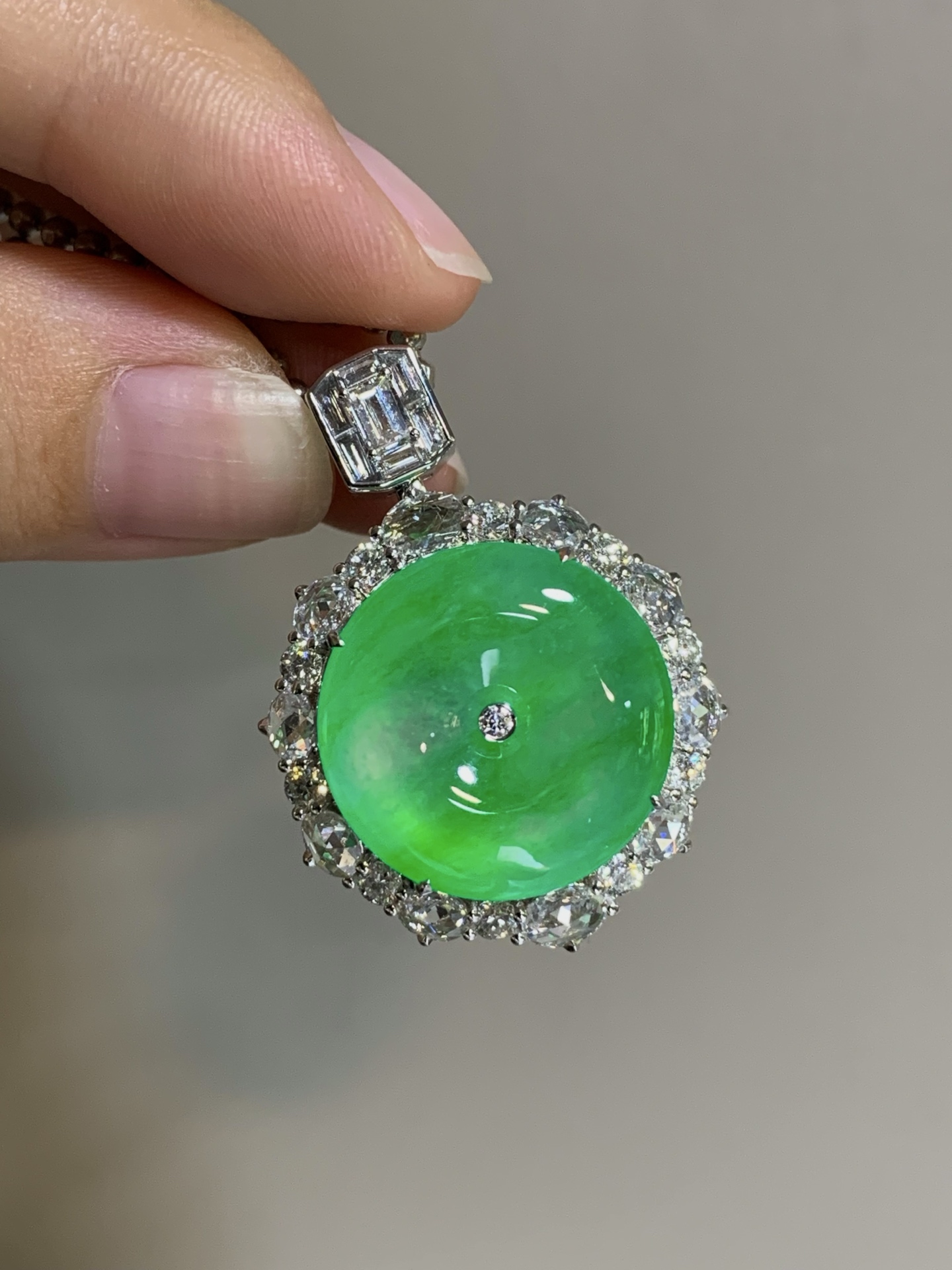 ️【18k金镶嵌平安扣吊坠】种老细腻，色阳浓郁起胶，成品：32.4*22.9*10.6，裸石：17.9,a17825/419