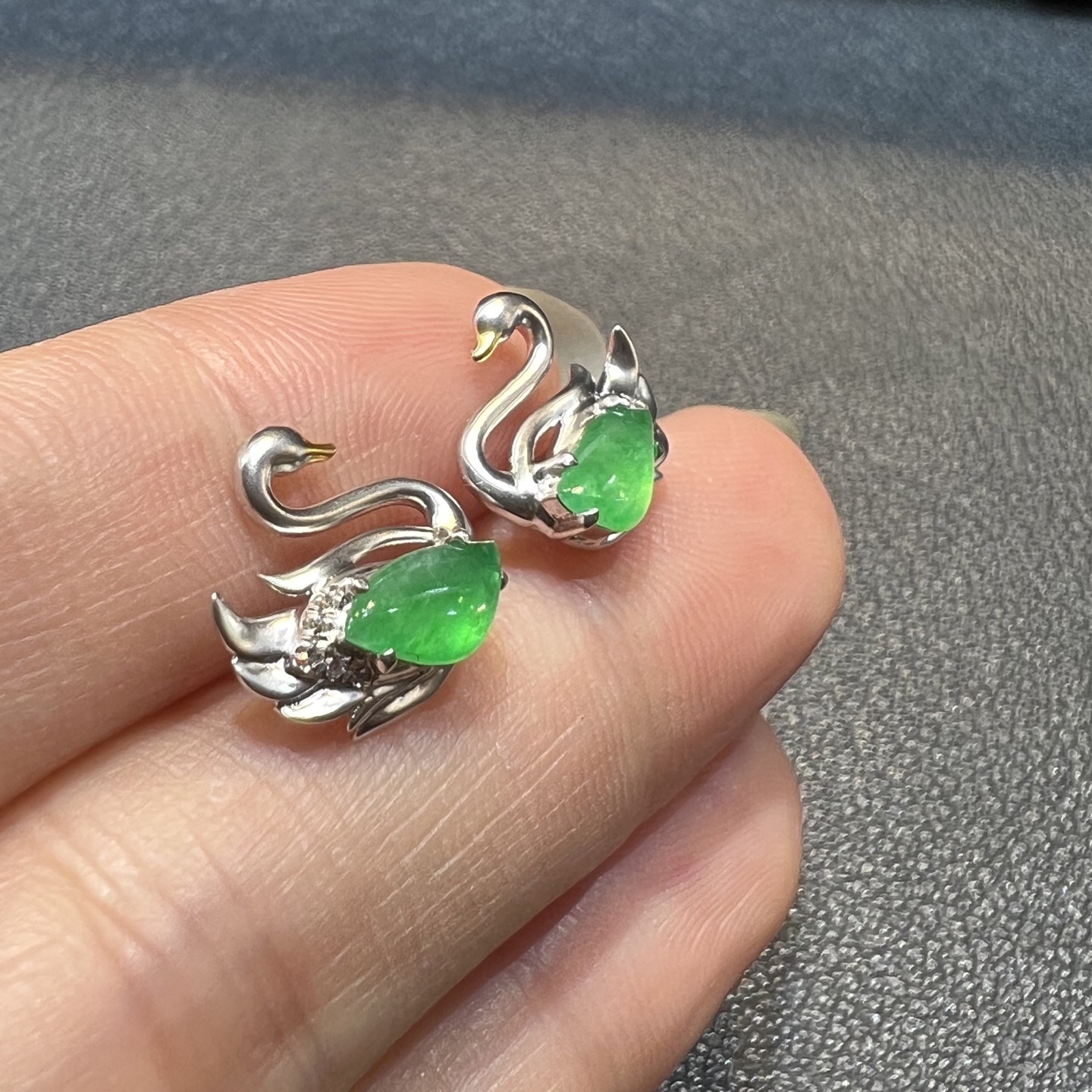 ️18k金钻石镶嵌冰种起光阳绿翡翠天鹅耳钉设计款天然缅甸翡翠A货，7.2-4.5