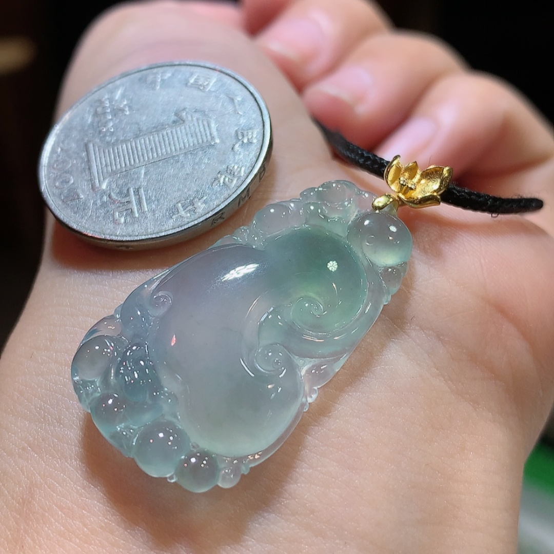 高冰飘花如意吊坠，冰润起胶感，料子细腻饱满，佩戴清新自然，35.3-20.1-5.5