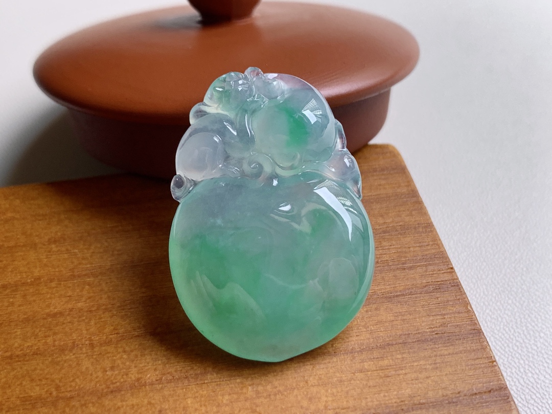 ️ 冰种阳绿猴桃 色泽青翠漂亮，鼓鼓的厚实讨喜，无裂尺寸34*23.3*7.6 超值