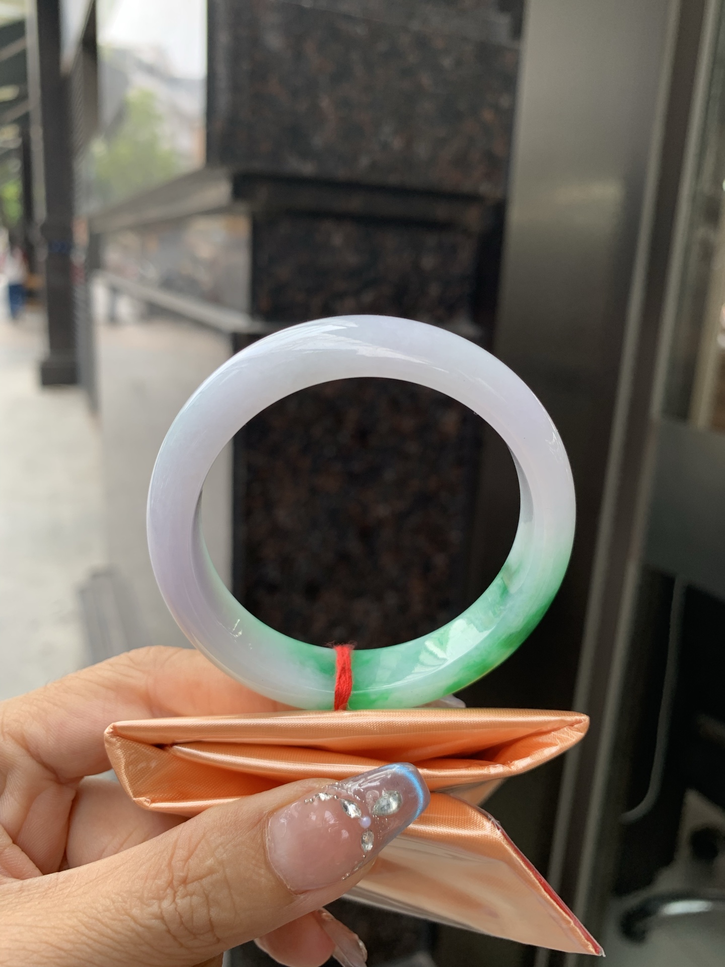 辣绿春彩正圈52.8-7.7-12.50419-N479打灯细纹，底妆水润，温柔自带朦胧柔光感，一节