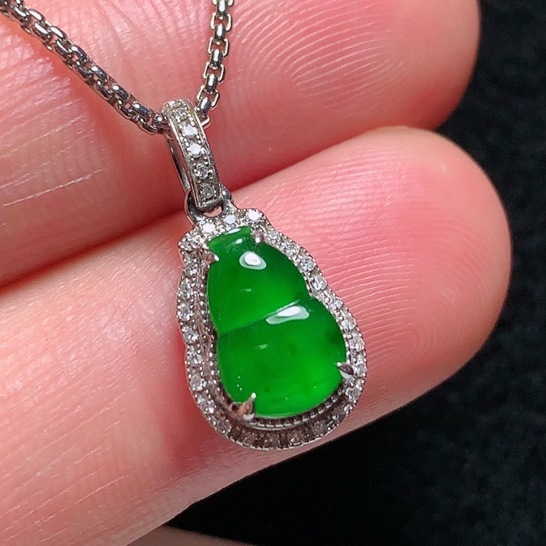 ️18k金镶嵌冰种阳绿小葫芦吊坠，种老水头好，又冰又润，饱满无裂：18.6/9.1/6mm裸石：9