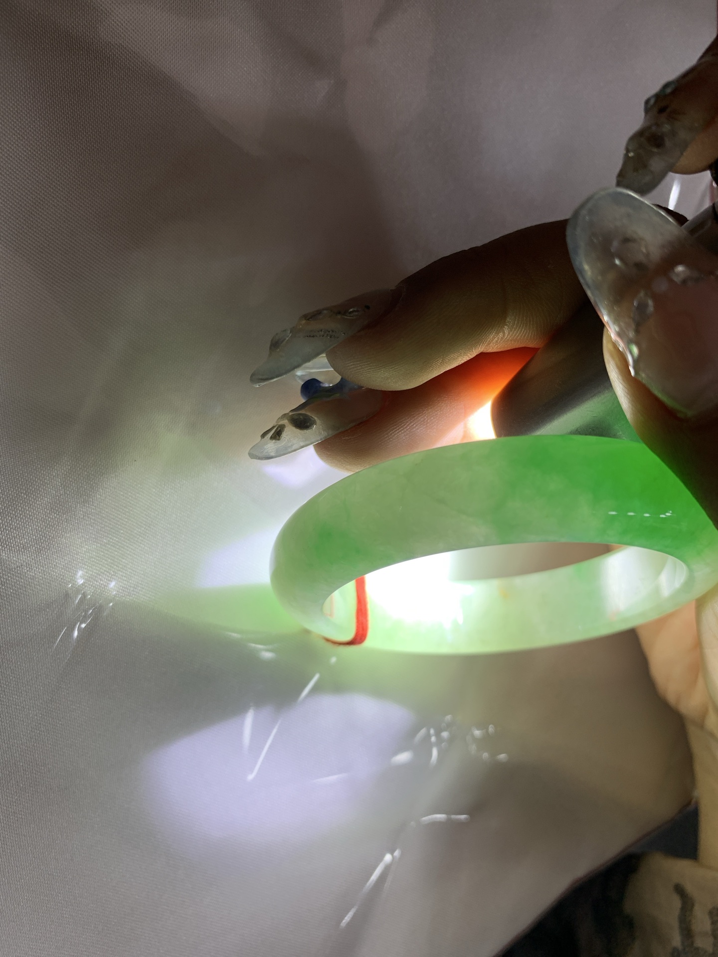 阳绿半山水正圈51-8.1-12.60419-N486打灯棉根，底妆冰润，半圈阳绿像春芽，从水润如晨露的底子蹦跳而出，将春日的灵动生机凝于手镯中，戴上她，清水芙蓉般的清新感自然晕染，每一次抬手，都似把盎然绿意融入生活。