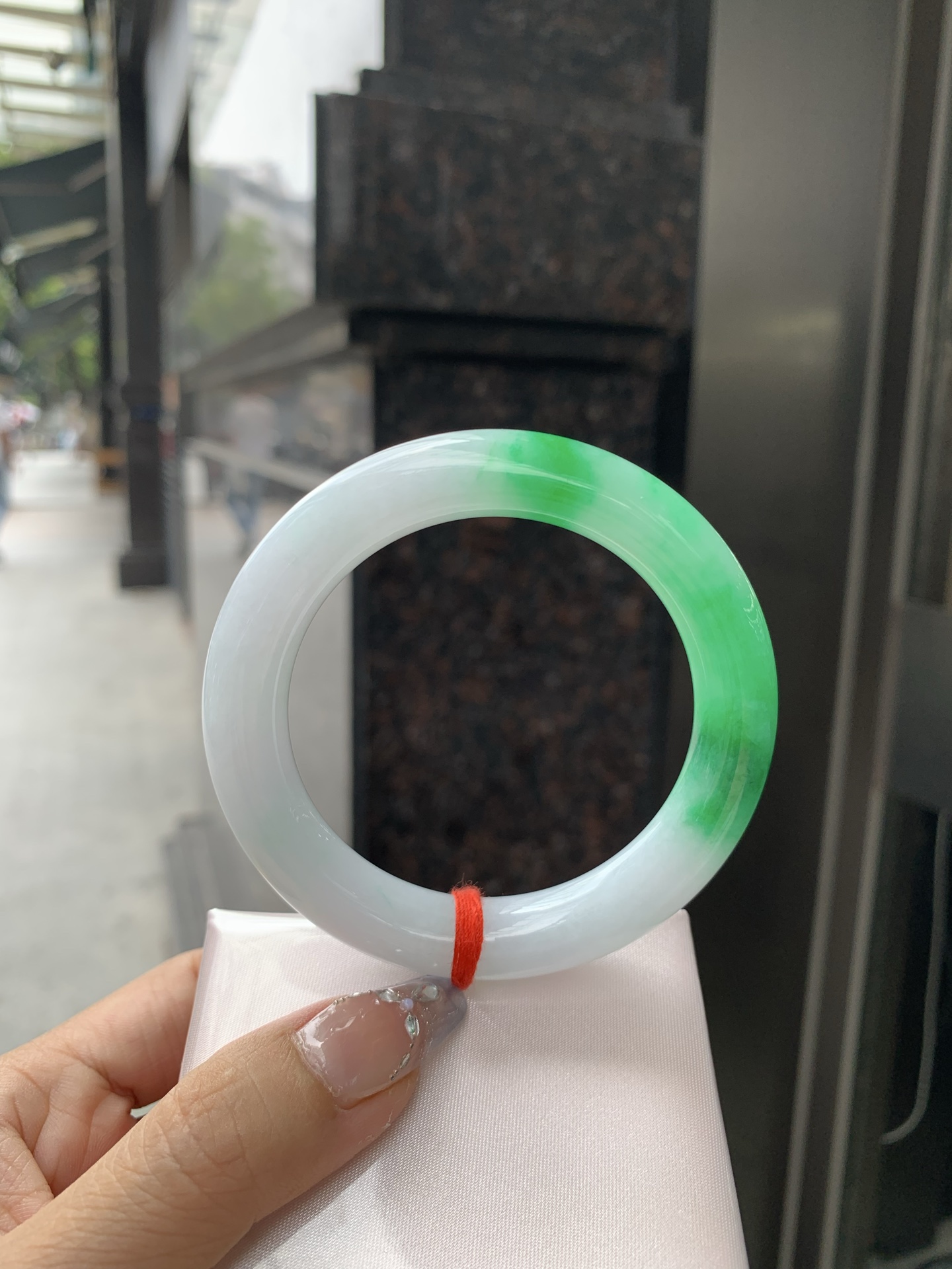 白底青辣绿圆条，55.1-10.6-11.1，0419-N481，打灯多处细纹，有断纹，底妆水润，一节辣绿花点缀，镯色生香，腕间之美，水润中透着灵气，仙气缭绕，温婉可人，举手投足间皆是美好