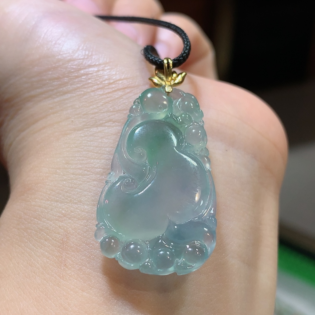 高冰飘花如意吊坠，冰润起胶感，料子细腻饱满，佩戴清新自然，35.3-20.1-5.5