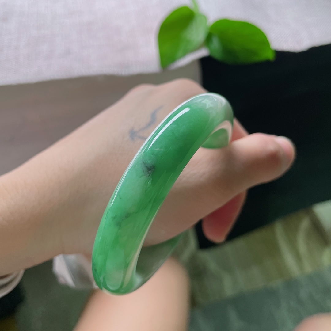 56.5/12.6/9.4，飘绿正圈，版型厚装，肉质细腻，镯韵千秋，乌鸡，无裂，ss51131a