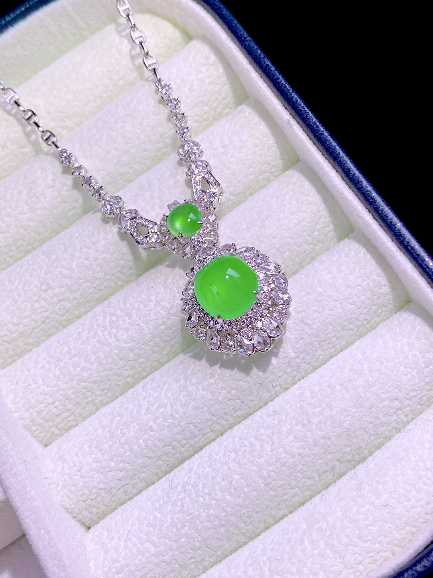 ️世人皆如满天星 而你却如皎皎洁月         众星捧月 唯你耀眼…天然缅甸翡翠满绿蛋面锁骨链 真是越看越喜欢 独特风格 佩戴气质高雅 设计款，48.8-16.5-12.8