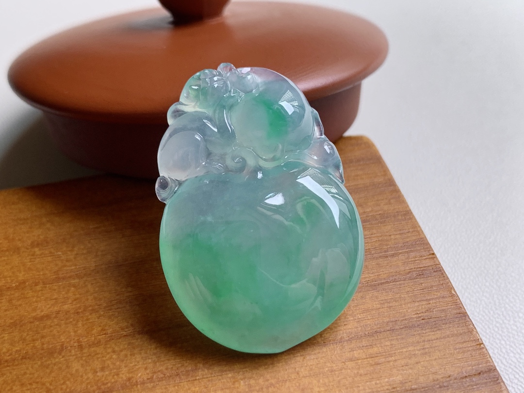 ️ 冰种阳绿猴桃 色泽青翠漂亮，鼓鼓的厚实讨喜，无裂尺寸34*23.3*7.6 超值