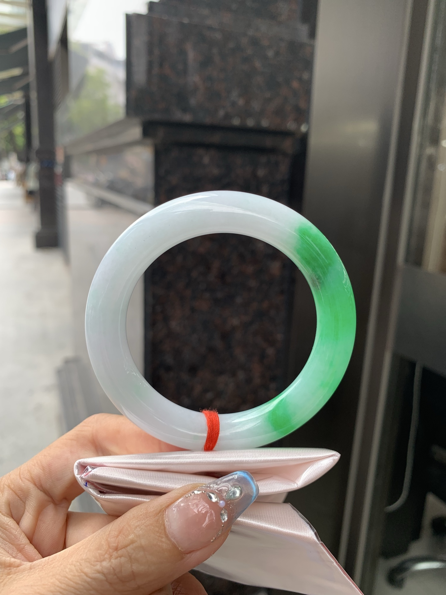 白底青辣绿圆条，55.1-10.6-11.1，0419-N481，打灯多处细纹，有断纹，底妆水润，一