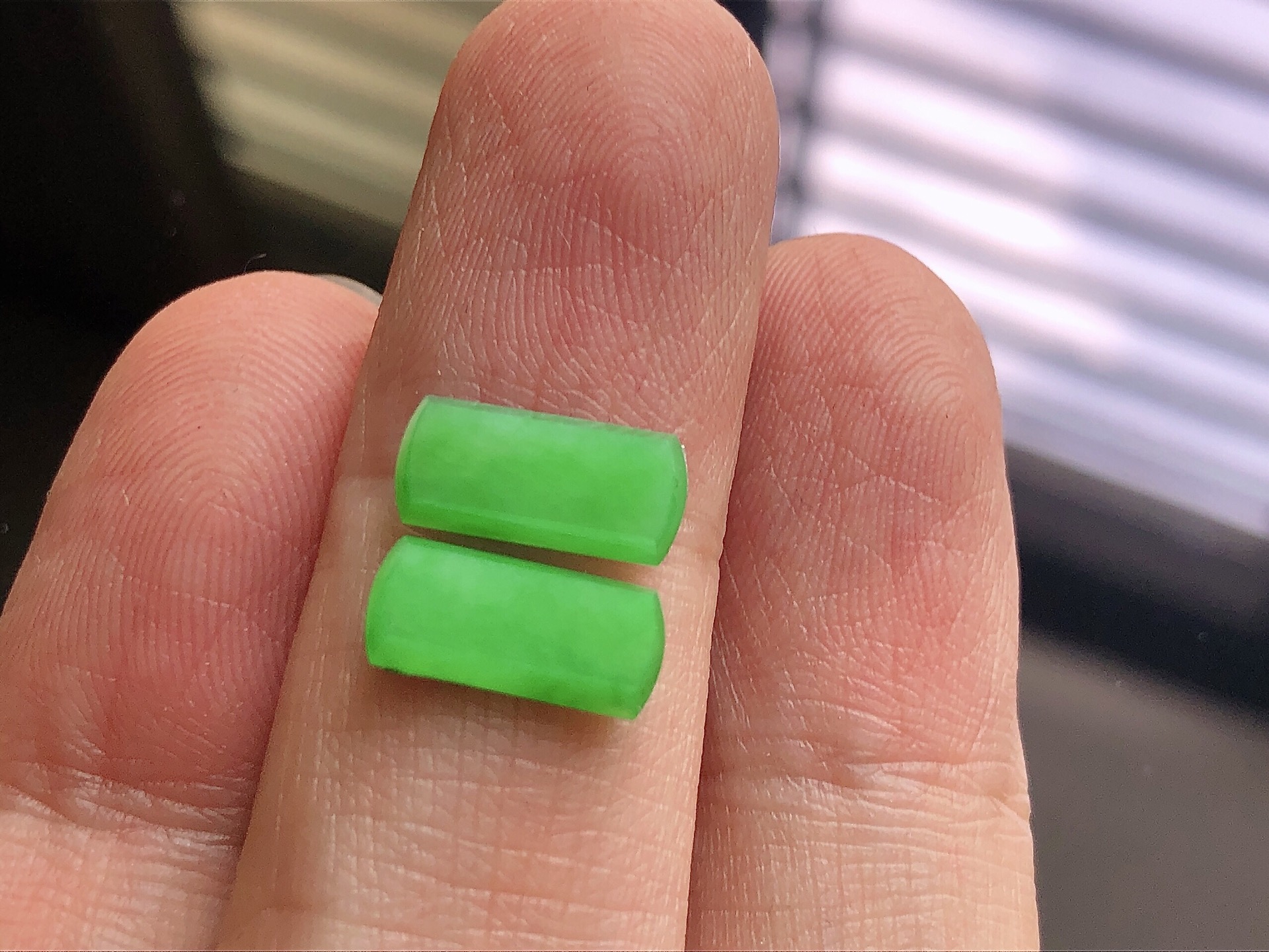 ️ 阳绿马鞍， 色泽艳阳，通透水润，玉质细腻，夺目迷人，镶嵌效果，品相，无裂，尺寸11.4*5.3