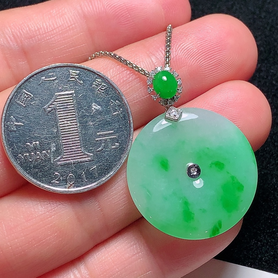 ️18k金镶嵌冰种飘阳绿平安扣，种老水头好，清爽漂亮，饱满无裂：33.7mm裸石：25.2/3.8mm，ss50182a