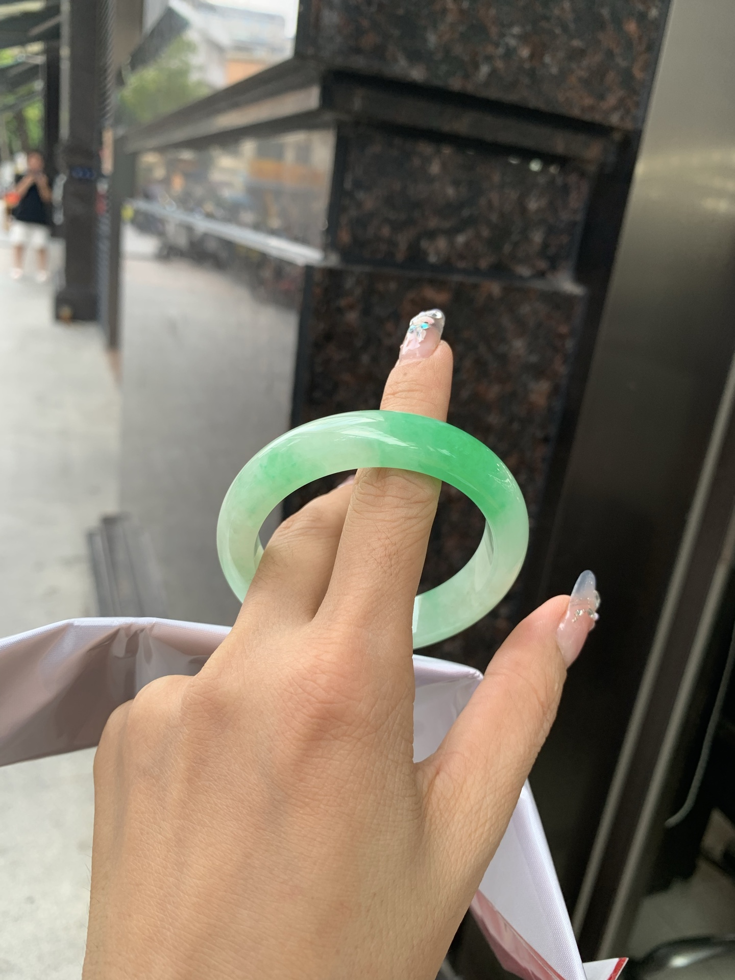 阳绿半山水正圈51-8.1-12.60419-N486打灯棉根，底妆冰润，半圈阳绿像春芽，从水润如晨露的底子蹦跳而出，将春日的灵动生机凝于手镯中，戴上她，清水芙蓉般的清新感自然晕染，每一次抬手，都似把盎然绿意融入生活。