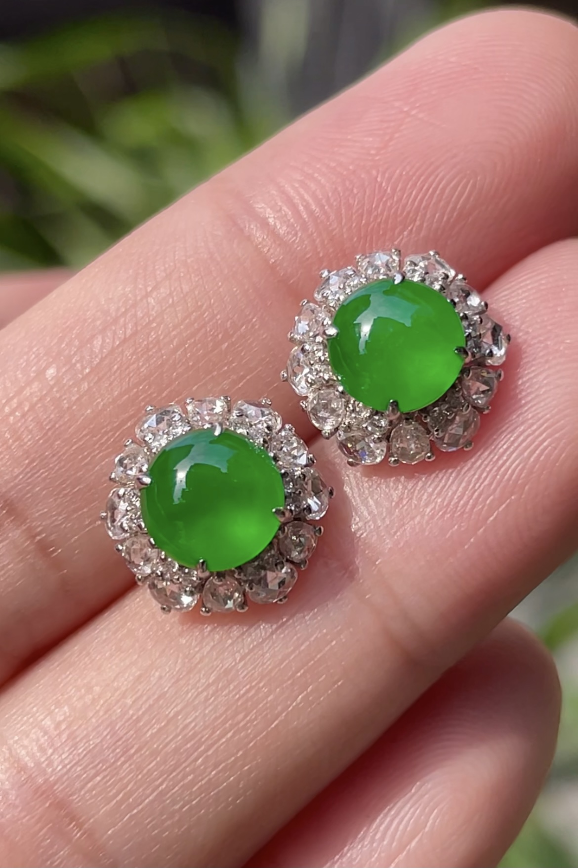 ️，高冰辣正阳绿，耳钉，饱满，起光，通透水润，玉质细腻，翠色鲜艳，18k金奢华钻石镶嵌，6.6-6