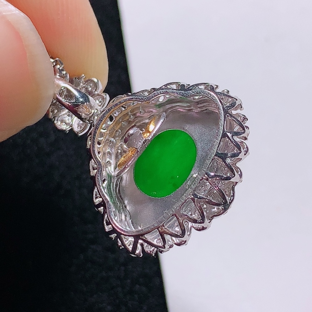 ️18k金镶嵌冰种阳绿佛公，种老水头好，又冰又润，饱满无裂：21.6/17.2/7.5mm裸石：9.6/14.5/2.1mm，ss