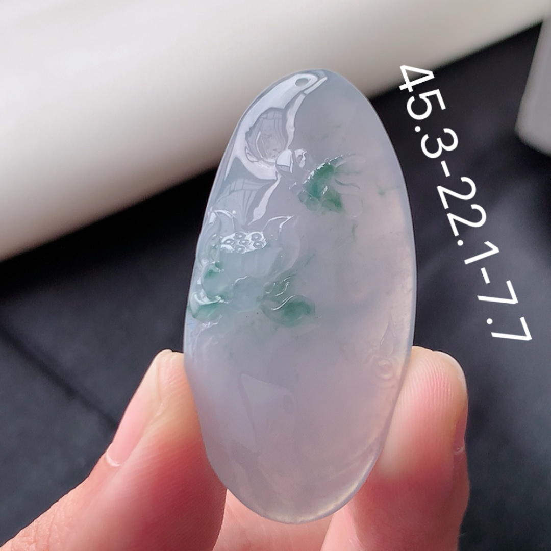 冰飘花挂件。翠色清新，冰润细腻水润，佩戴优雅气质，货号12417，45.3-22.1-7.7