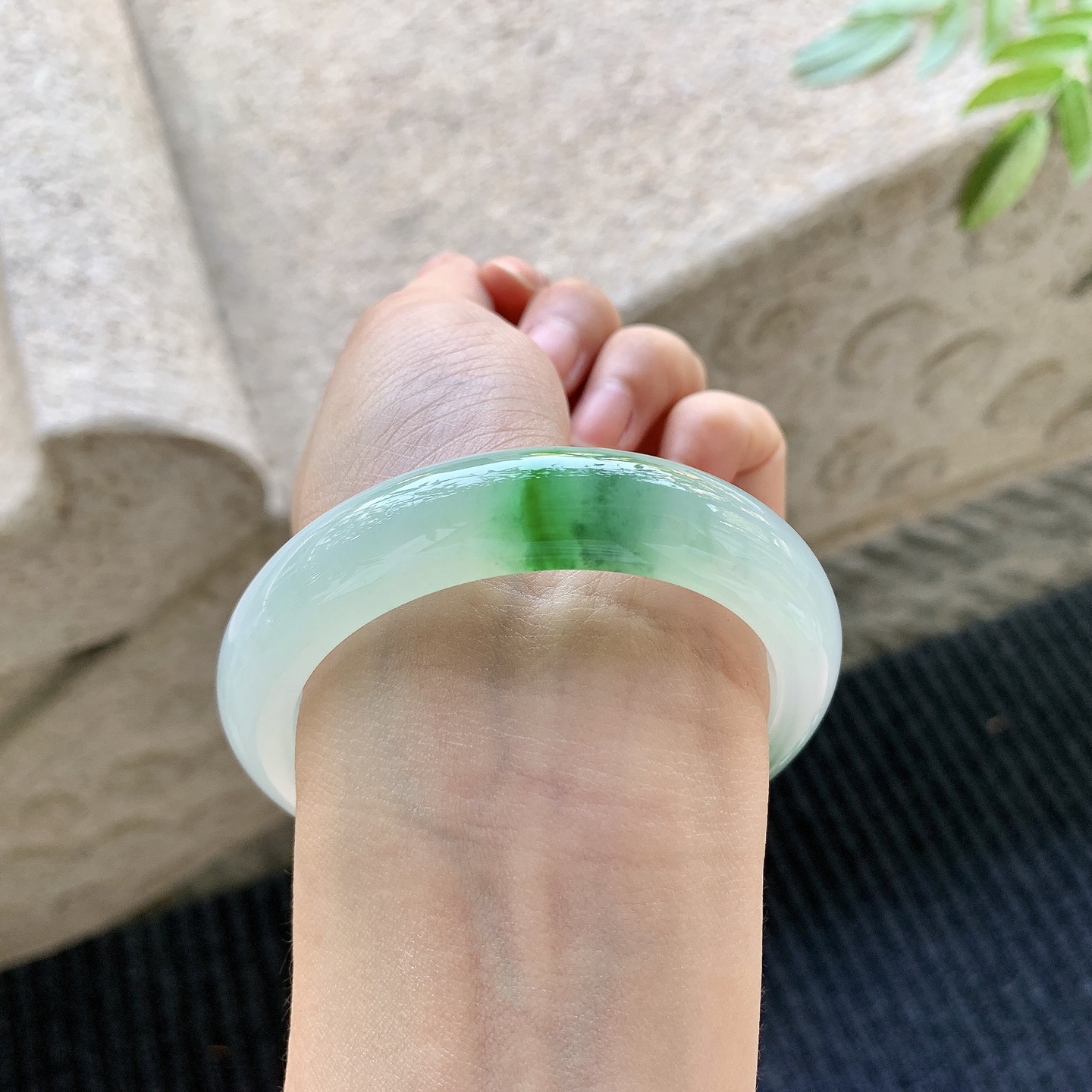 正圈 55 55【圈口】55.4/12.8/9【编码】A1061389【描述】冰糯飘辣绿，水润，种老，细腻，无裂