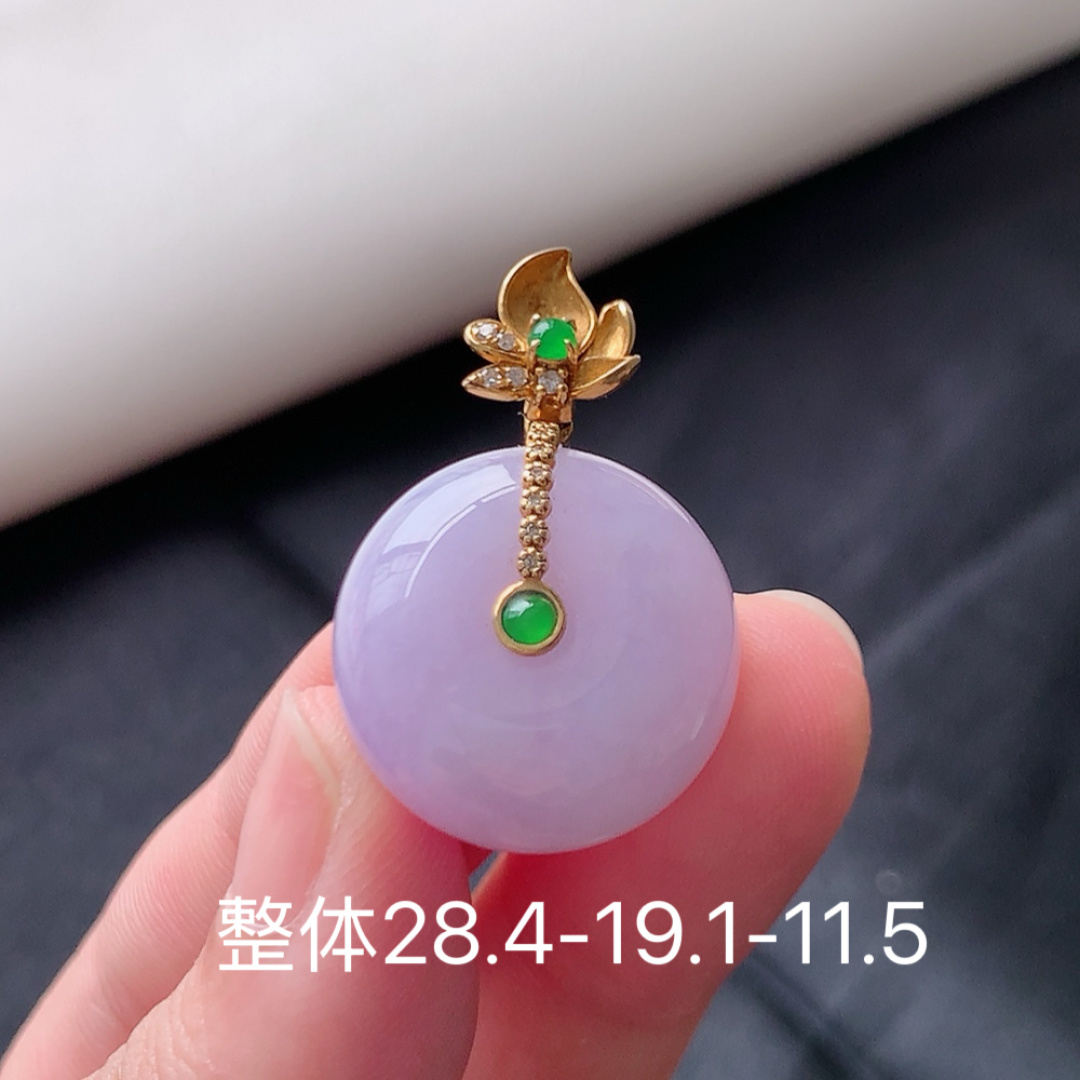 冰紫平安扣吊坠。紫味浓郁，无裂水润细腻，饱满肉厚，佩戴精致气质，货号18417，28.4-19.1-