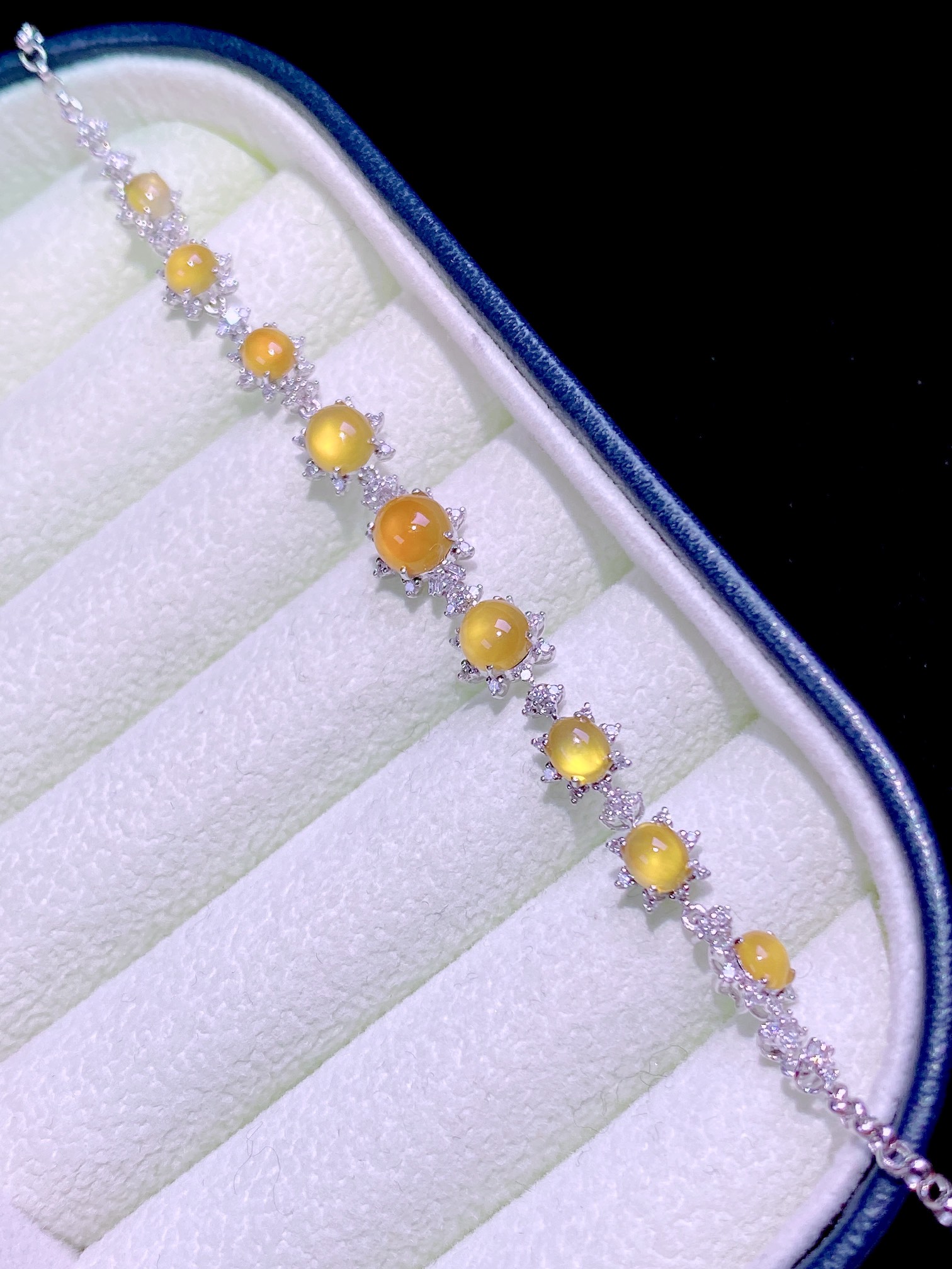 ️，5.4-5.8-3.5，世人皆如满天星 而你却如皎皎洁月         众星捧月 唯你耀眼…天然翡翠高冰黄翡蛋面手链 真是越看越喜欢 独特风格 佩戴气质高雅 设计款