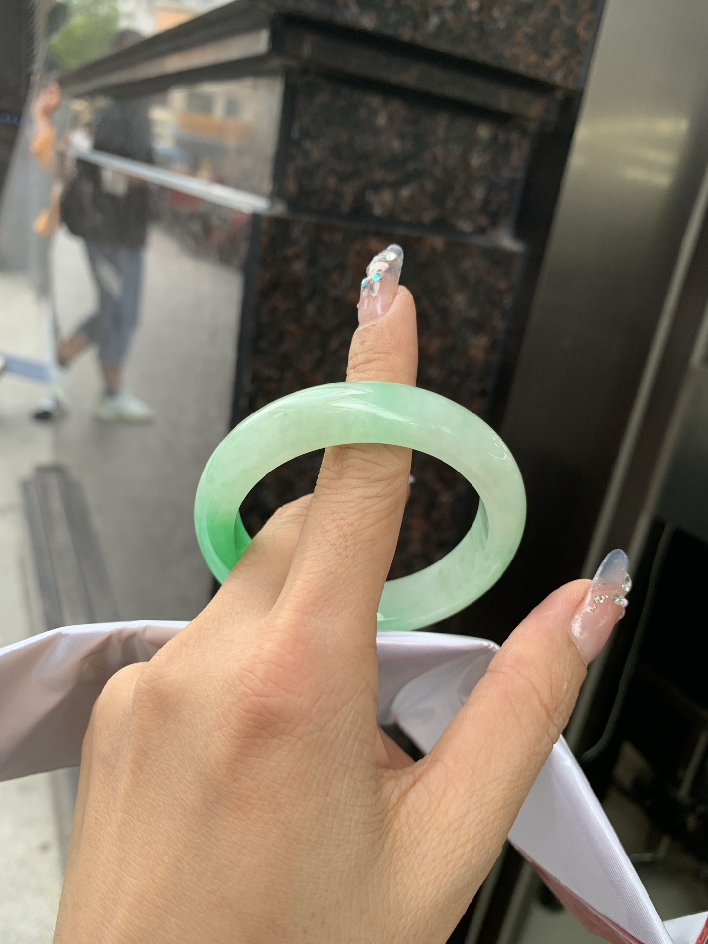 阳绿半山水正圈51-8.1-12.60419-N486打灯棉根，底妆冰润，半圈阳绿像春芽，从水润如晨露的底子蹦跳而出，将春日的灵动生机凝于手镯中，戴上她，清水芙蓉般的清新感自然晕染，每一次抬手，都似把盎然绿意融入生活。