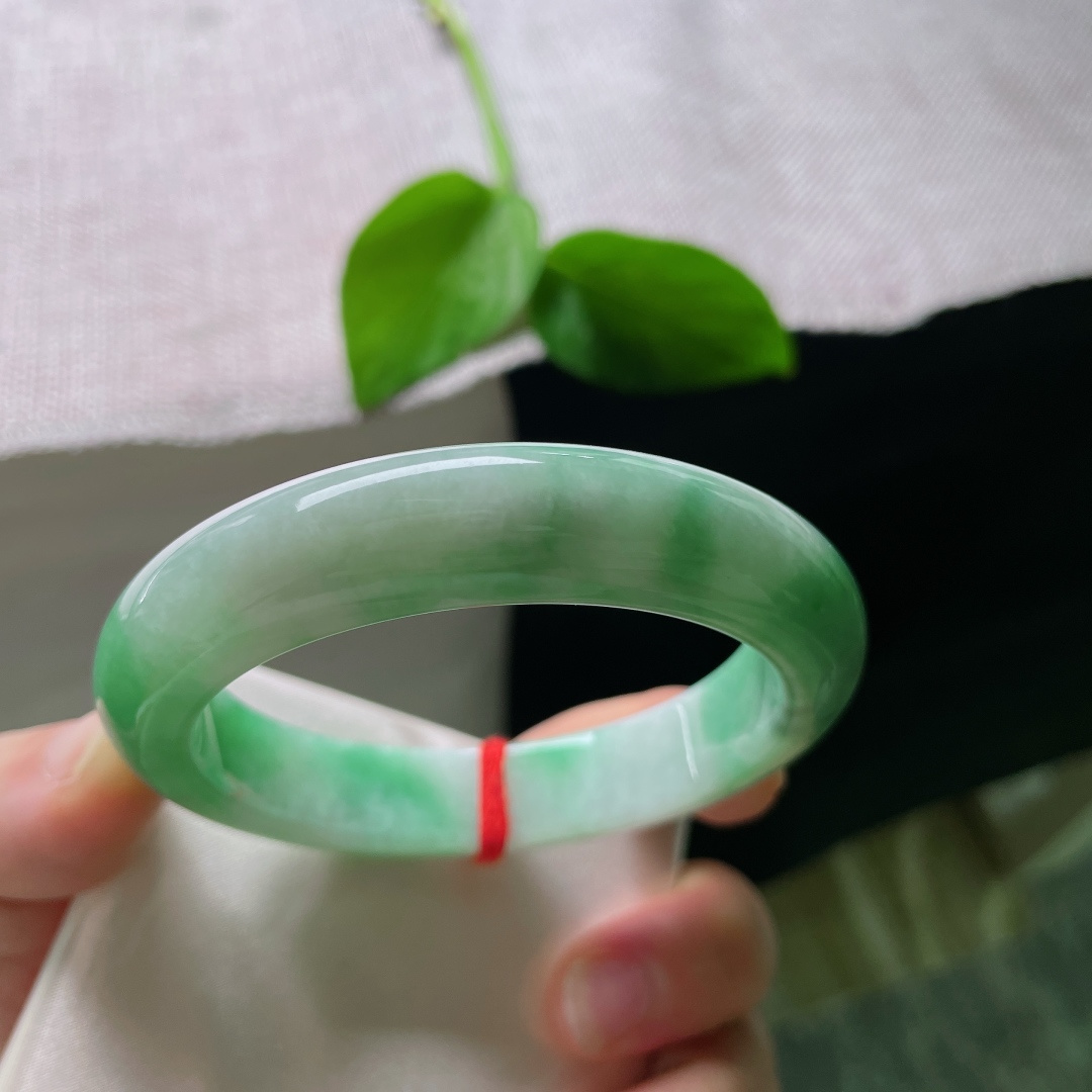 56.5/12.6/9.4，飘绿正圈，版型厚装，肉质细腻，镯韵千秋，乌鸡，无裂，ss51131a