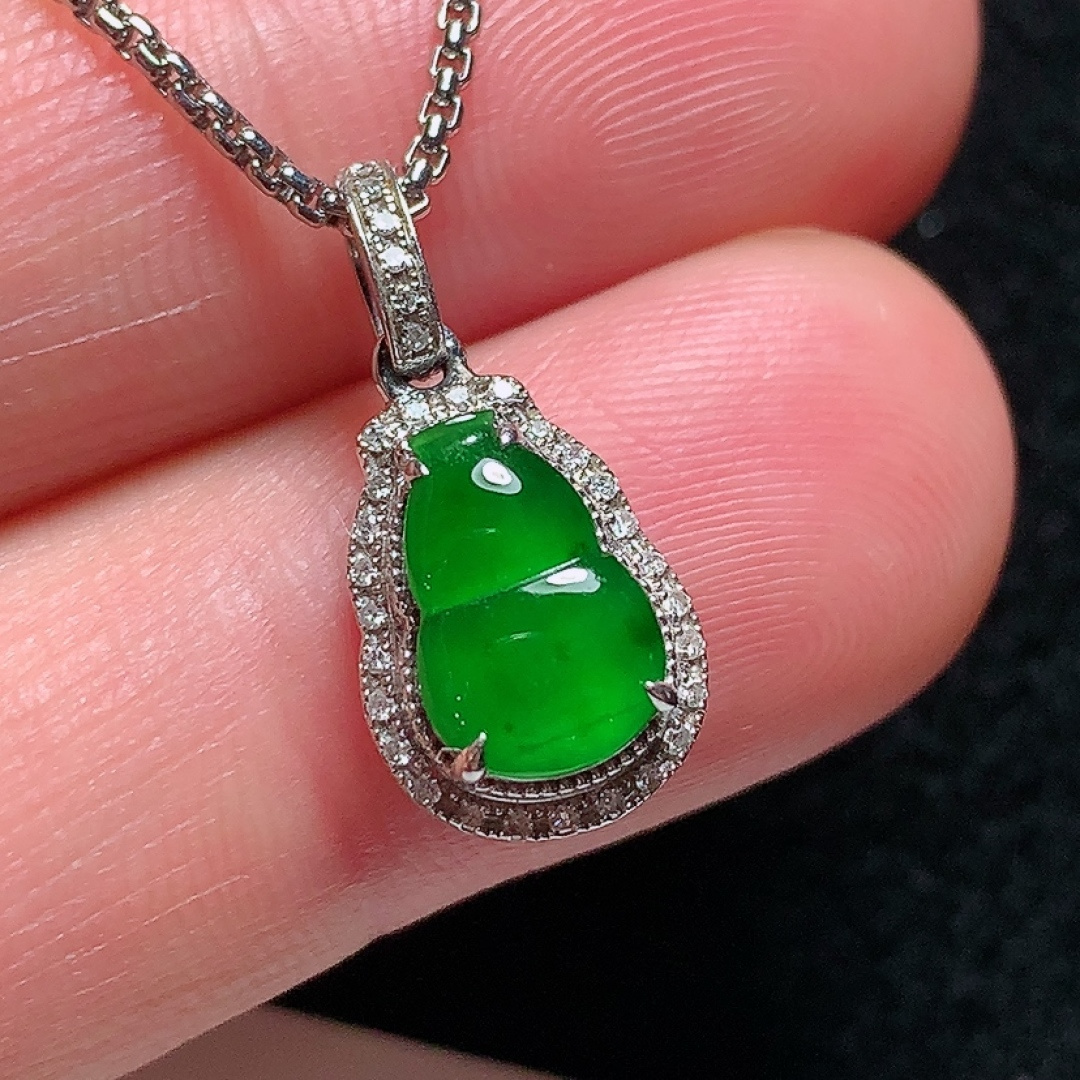 ️18k金镶嵌冰种阳绿小葫芦吊坠，种老水头好，又冰又润，饱满无裂：18.6/9.1/6mm裸石：9.5/6.2/2mm