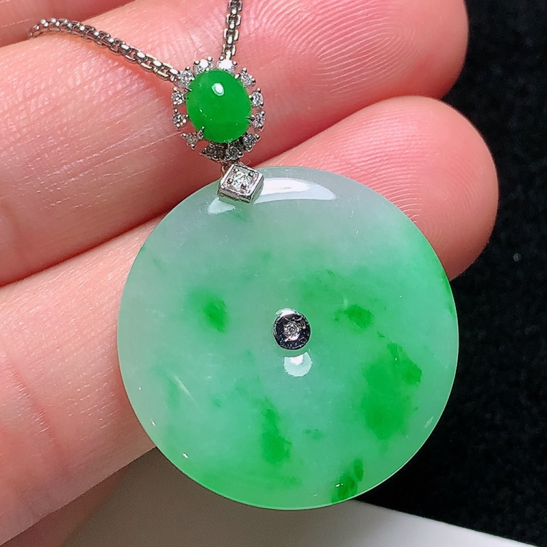 ️18k金镶嵌冰种飘阳绿平安扣，种老水头好，清爽漂亮，饱满无裂：33.7mm裸石：25.2/3.8mm，ss50182a