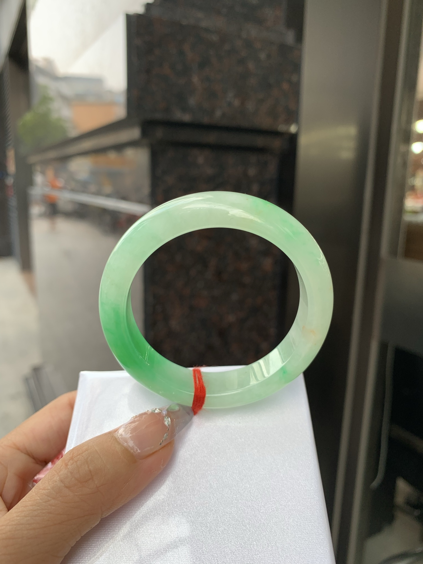 阳绿半山水正圈51-8.1-12.60419-N486打灯棉根，底妆冰润，半圈阳绿像春芽，从水润如晨露的底子蹦跳而出，将春日的灵动生机凝于手镯中，戴上她，清水芙蓉般的清新感自然晕染，每一次抬手，都似把盎然绿意融入生活。