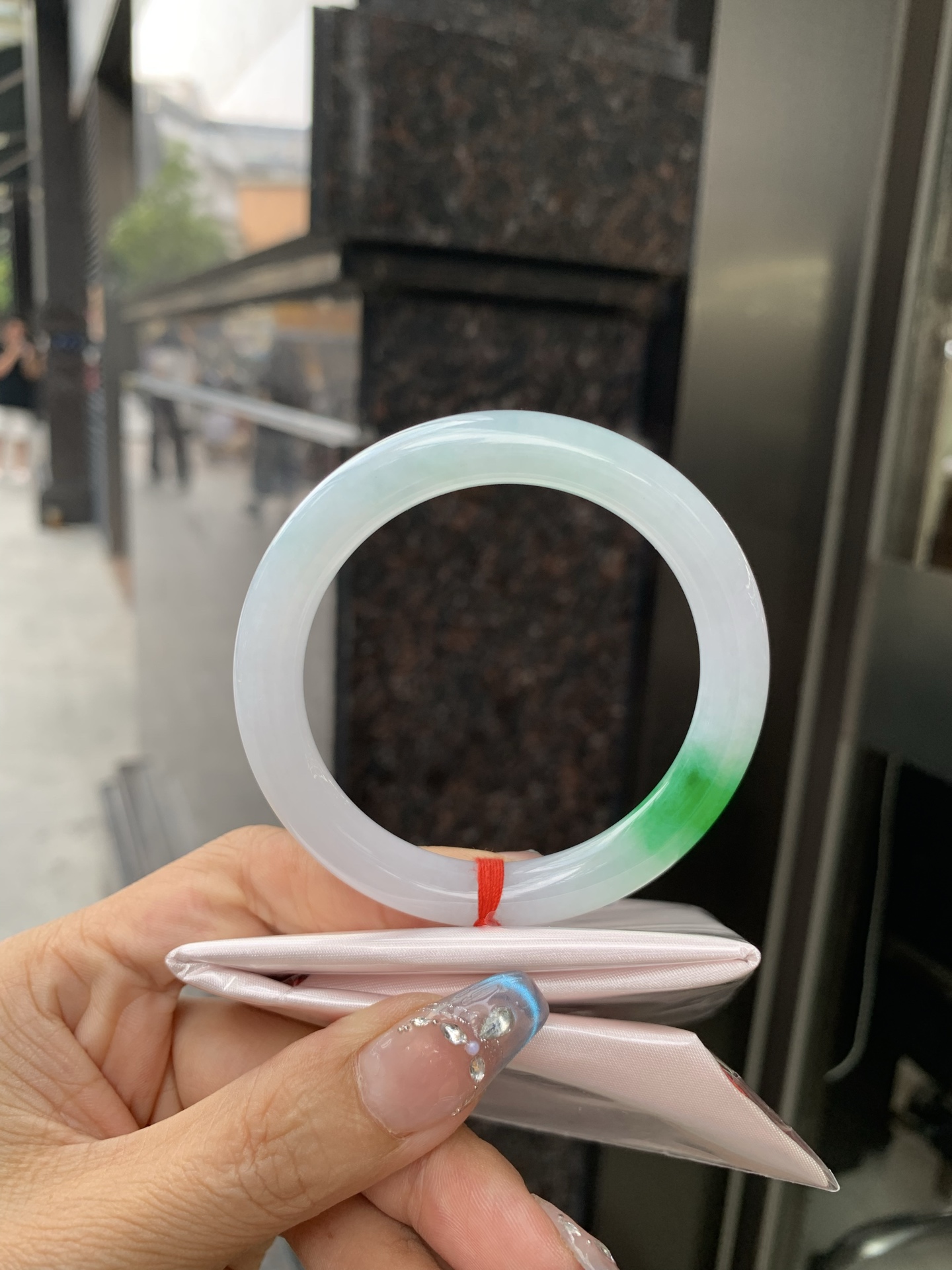 白底青辣绿圆条，53.8-8.7-8.7，0419-N487，底妆水润，一抹辣绿花点缀，镯色生香，腕