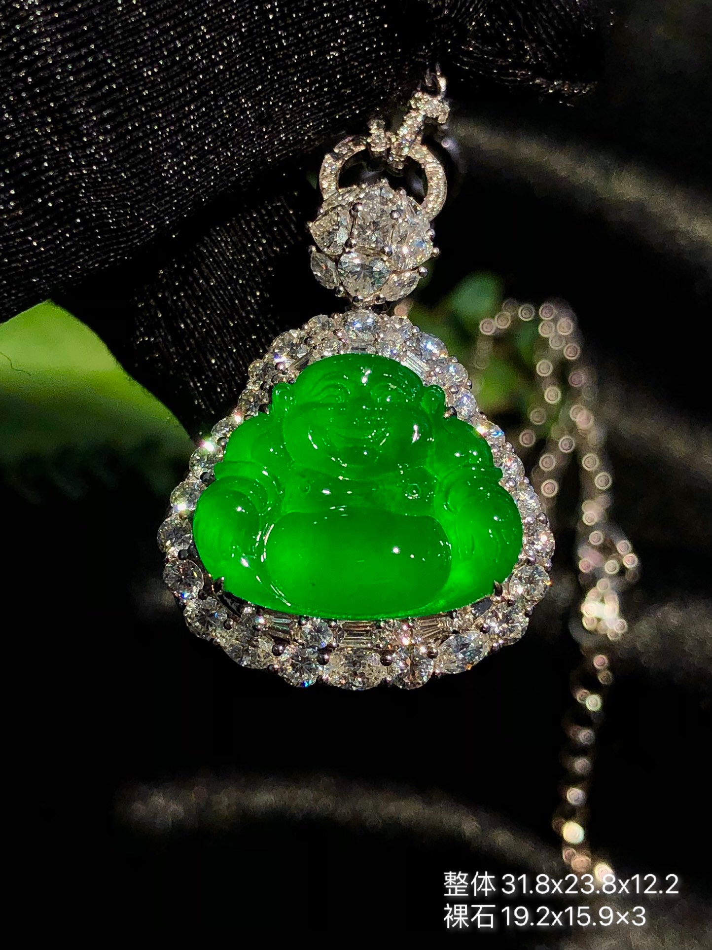 ️缅甸胶感玻璃种帝王绿佛公吊坠 胶感水润起光，佛公形体饱满，线条流畅讨喜，佩戴上身福气满满又显气质