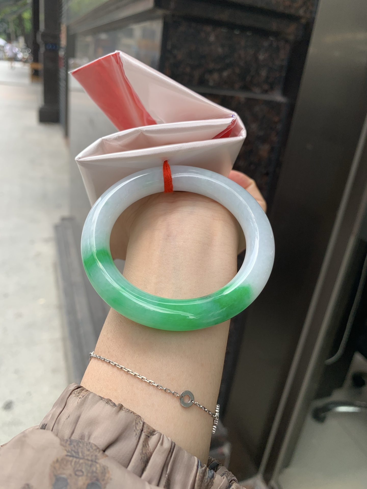 白底青辣绿圆条，55.1-10.6-11.1，0419-N481，打灯多处细纹，有断纹，底妆水润，一节辣绿花点缀，镯色生香，腕间之美，水润中透着灵气，仙气缭绕，温婉可人，举手投足间皆是美好