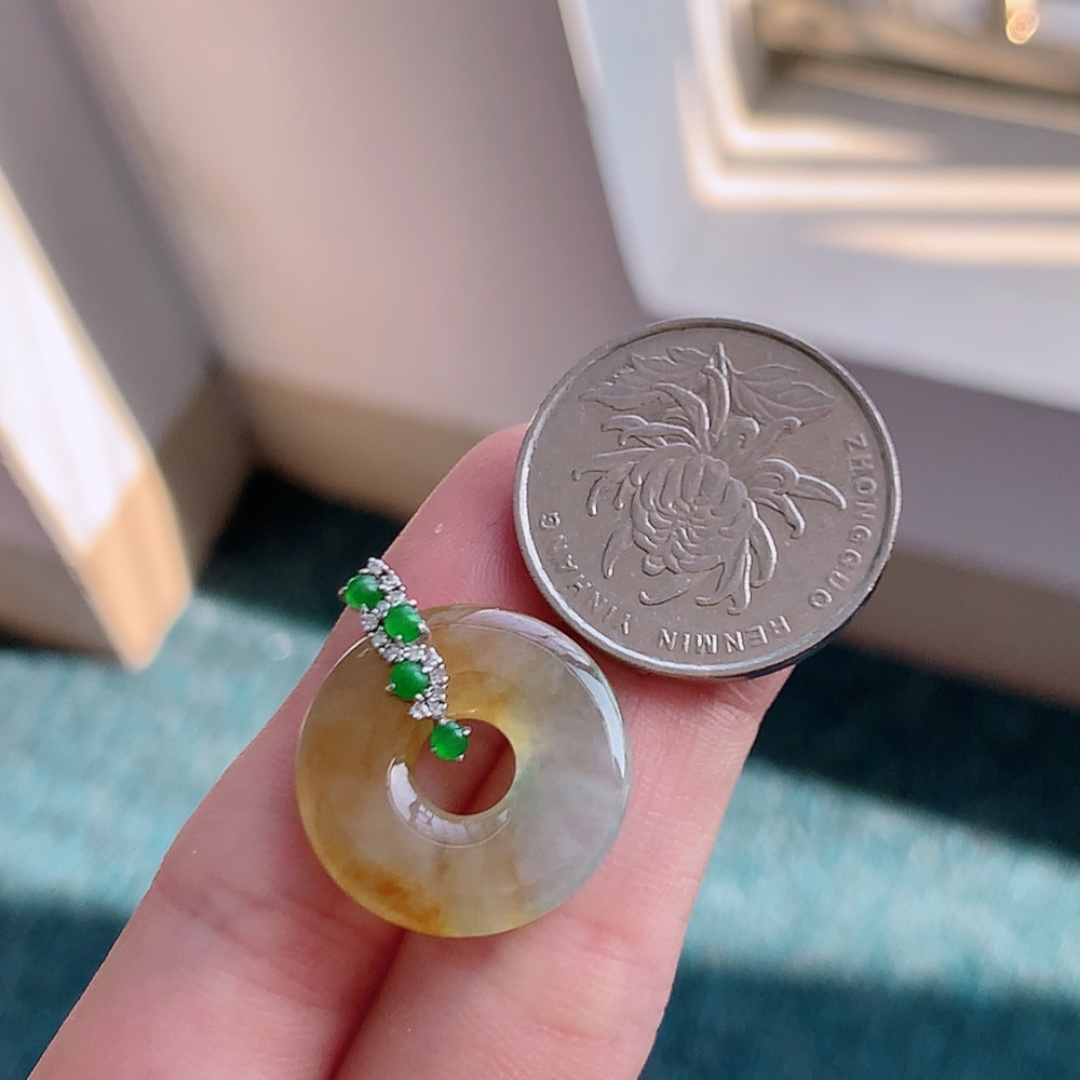 冰黄甜甜圈吊坠。色系甜美，种老饱满水润，佩戴优雅时尚，货号18417，20.7-3.6