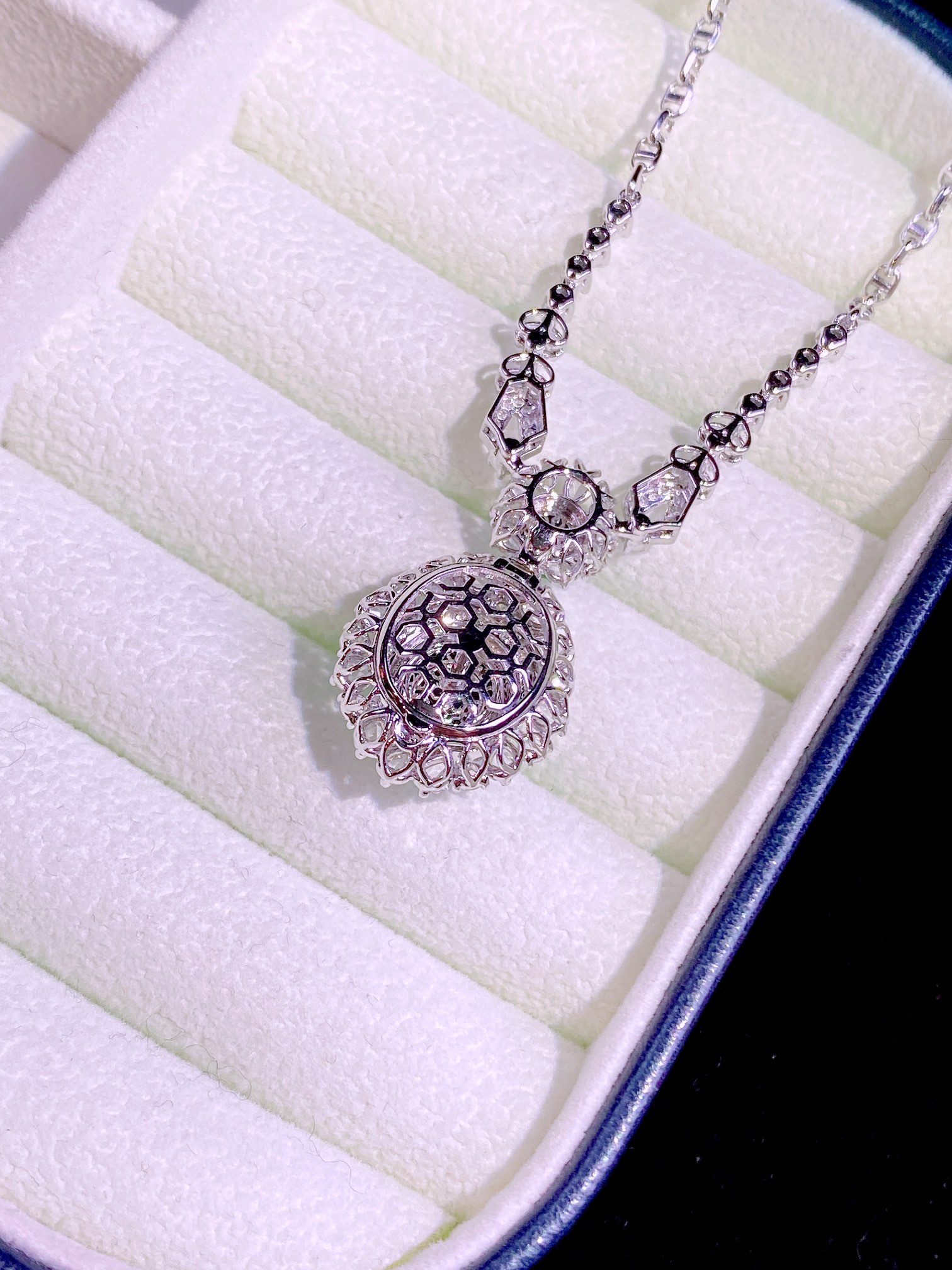 ️世人皆如满天星 而你却如皎皎洁月         众星捧月 唯你耀眼…天然缅甸翡翠满绿蛋面锁骨链 真是越看越喜欢 独特风格 佩戴气质高雅 设计款，48.8-16.5-12.8