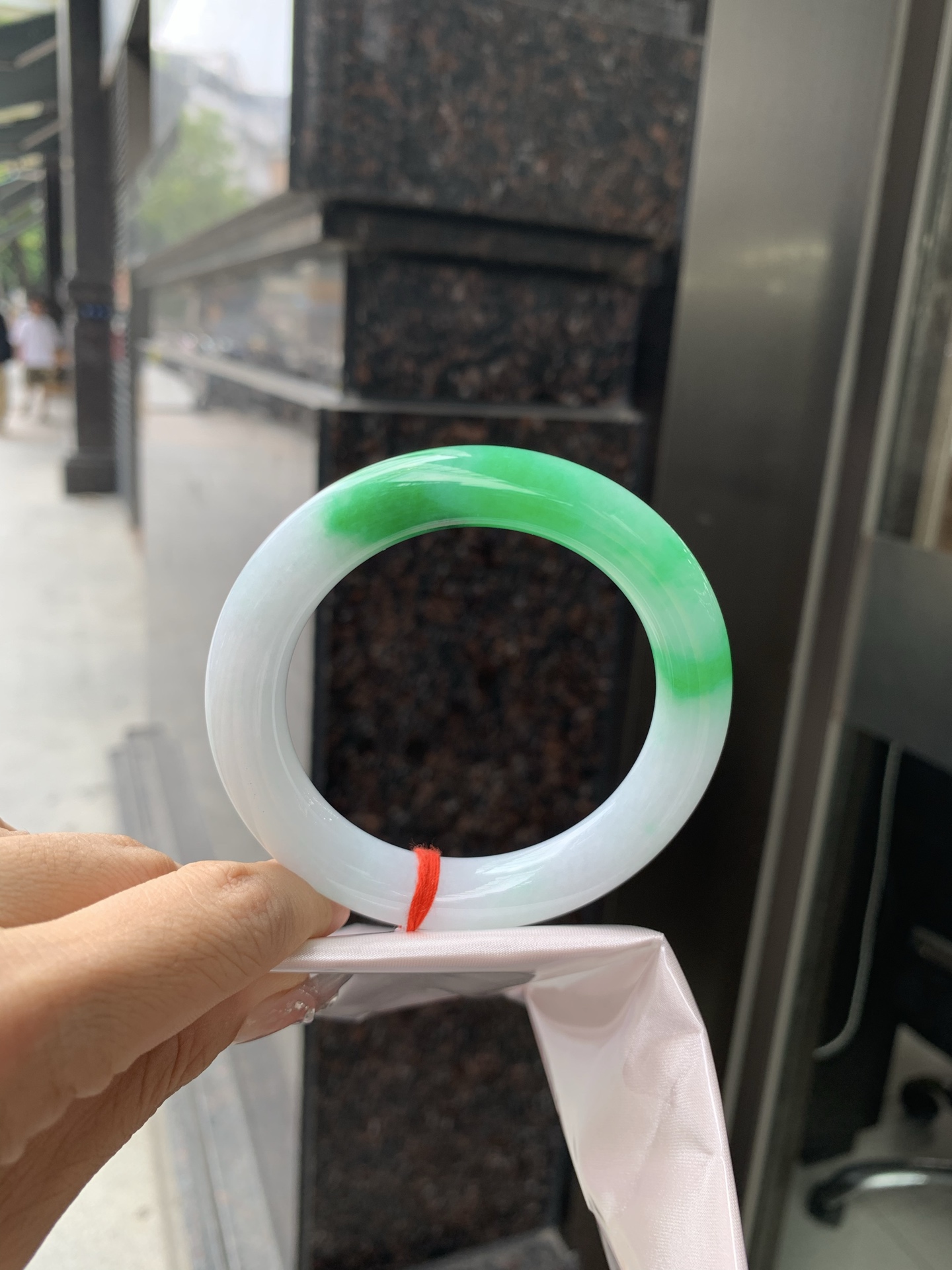 白底青辣绿圆条，55.1-10.6-11.1，0419-N481，打灯多处细纹，有断纹，底妆水润，一节辣绿花点缀，镯色生香，腕间之美，水润中透着灵气，仙气缭绕，温婉可人，举手投足间皆是美好