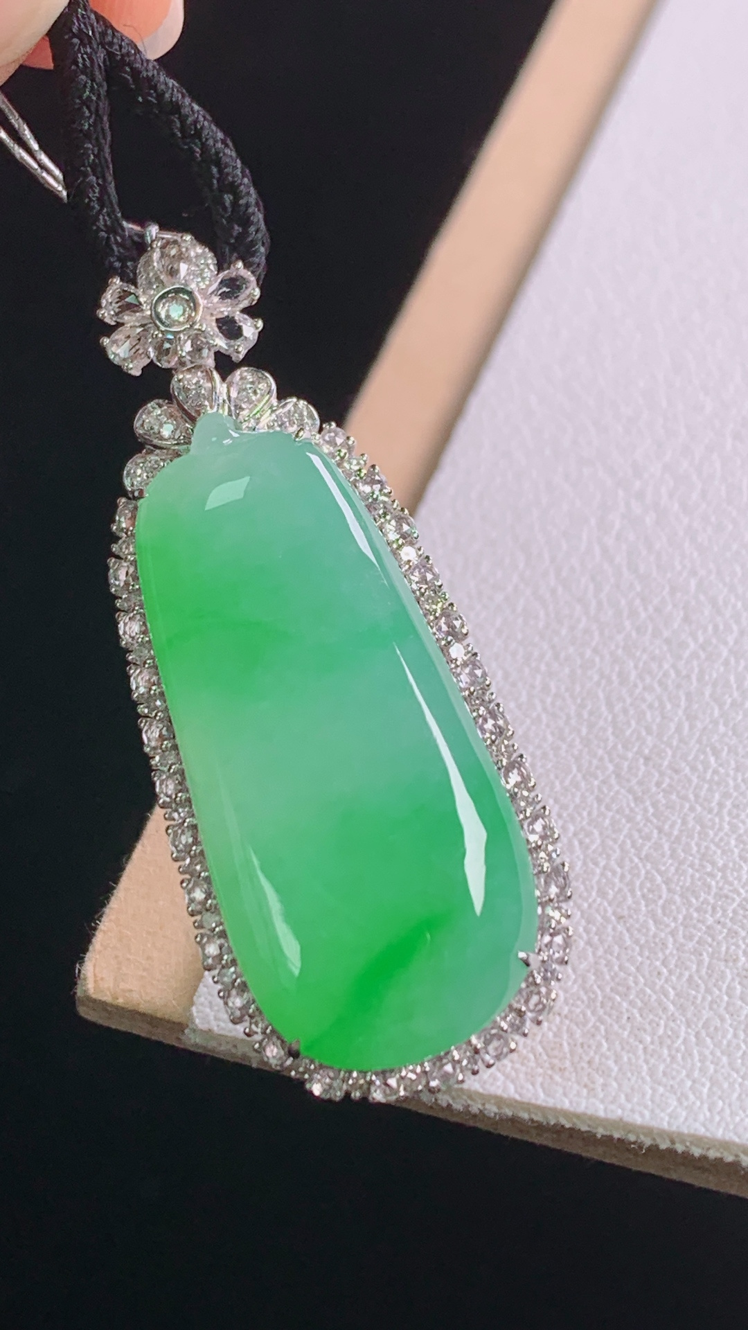 ️冰飘绿福瓜吊坠，18K重金镶嵌，花色灵动，胶感十足，无裂，尺寸:36.9-15.1-7.9/裸石