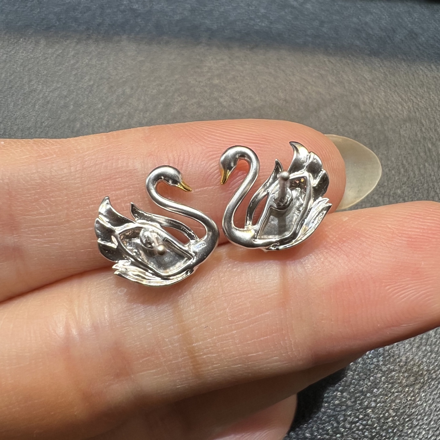 ️18k金钻石镶嵌冰种起光阳绿翡翠天鹅耳钉设计款天然缅甸翡翠A货，7.2-4.5