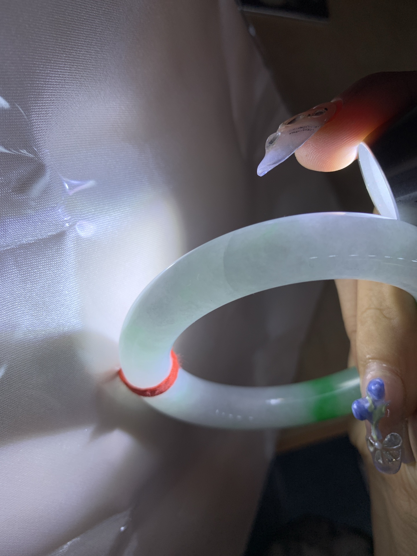 白底青辣绿圆条，55.1-10.6-11.1，0419-N481，打灯多处细纹，有断纹，底妆水润，一节辣绿花点缀，镯色生香，腕间之美，水润中透着灵气，仙气缭绕，温婉可人，举手投足间皆是美好