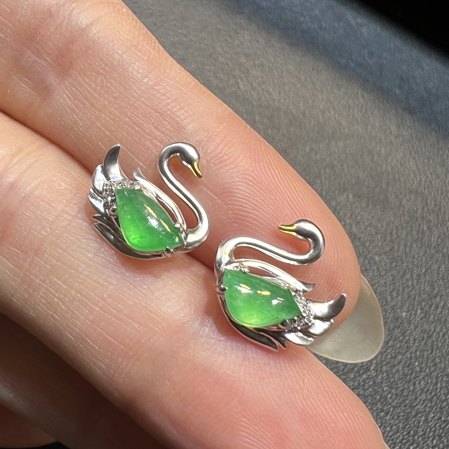 ️18k金钻石镶嵌冰种起光阳绿翡翠天鹅耳钉设计款天然缅甸翡翠A货，7.2-4.5