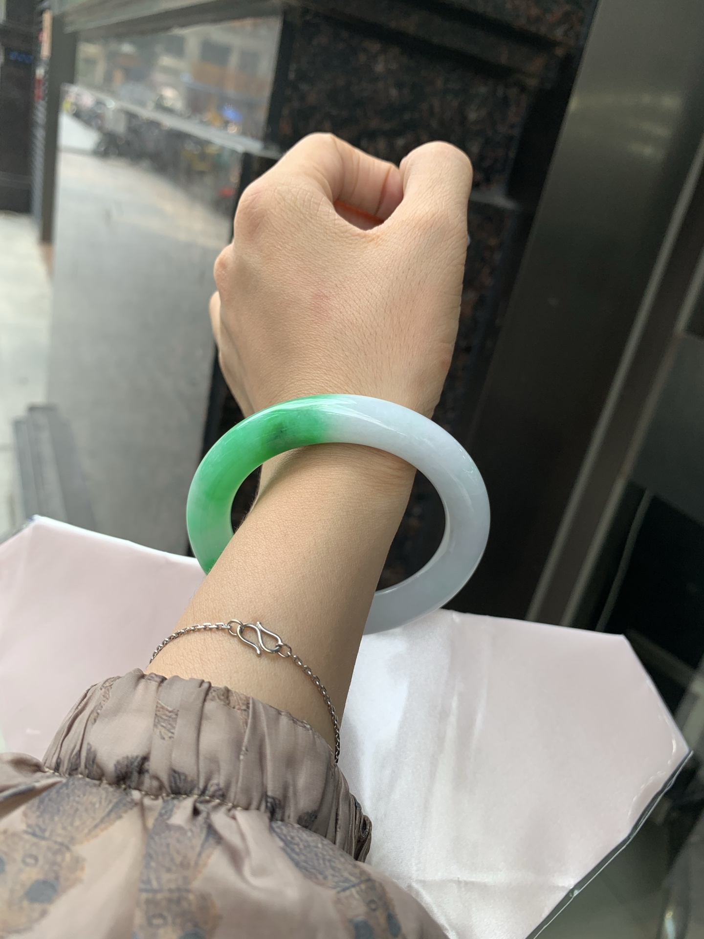 白底青辣绿圆条，55.1-10.6-11.1，0419-N481，打灯多处细纹，有断纹，底妆水润，一节辣绿花点缀，镯色生香，腕间之美，水润中透着灵气，仙气缭绕，温婉可人，举手投足间皆是美好