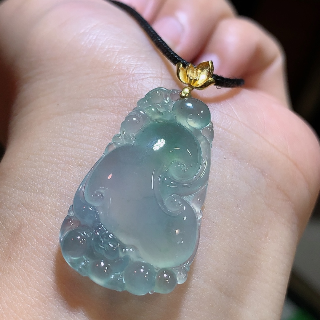 高冰飘花如意吊坠，冰润起胶感，料子细腻饱满，佩戴清新自然，35.3-20.1-5.5