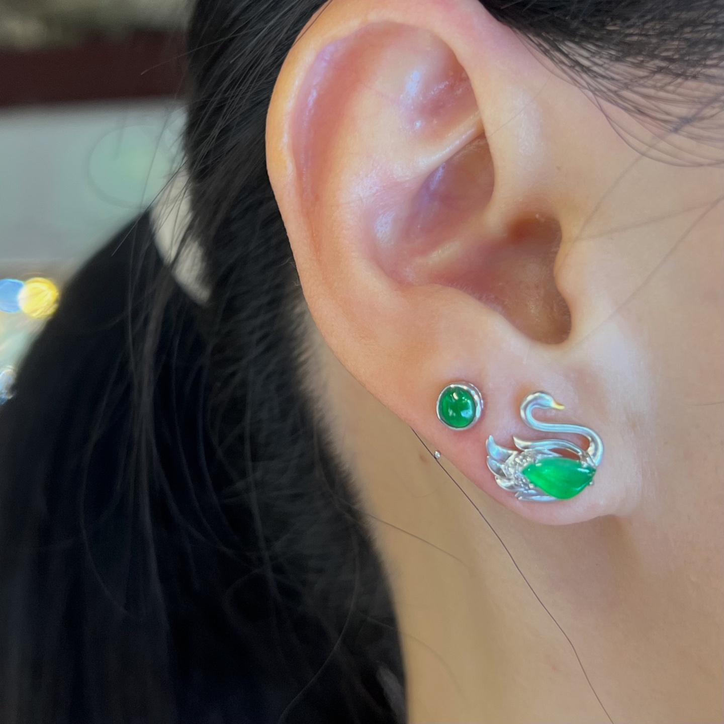 ️18k金钻石镶嵌冰种起光阳绿翡翠天鹅耳钉设计款天然缅甸翡翠A货，7.2-4.5