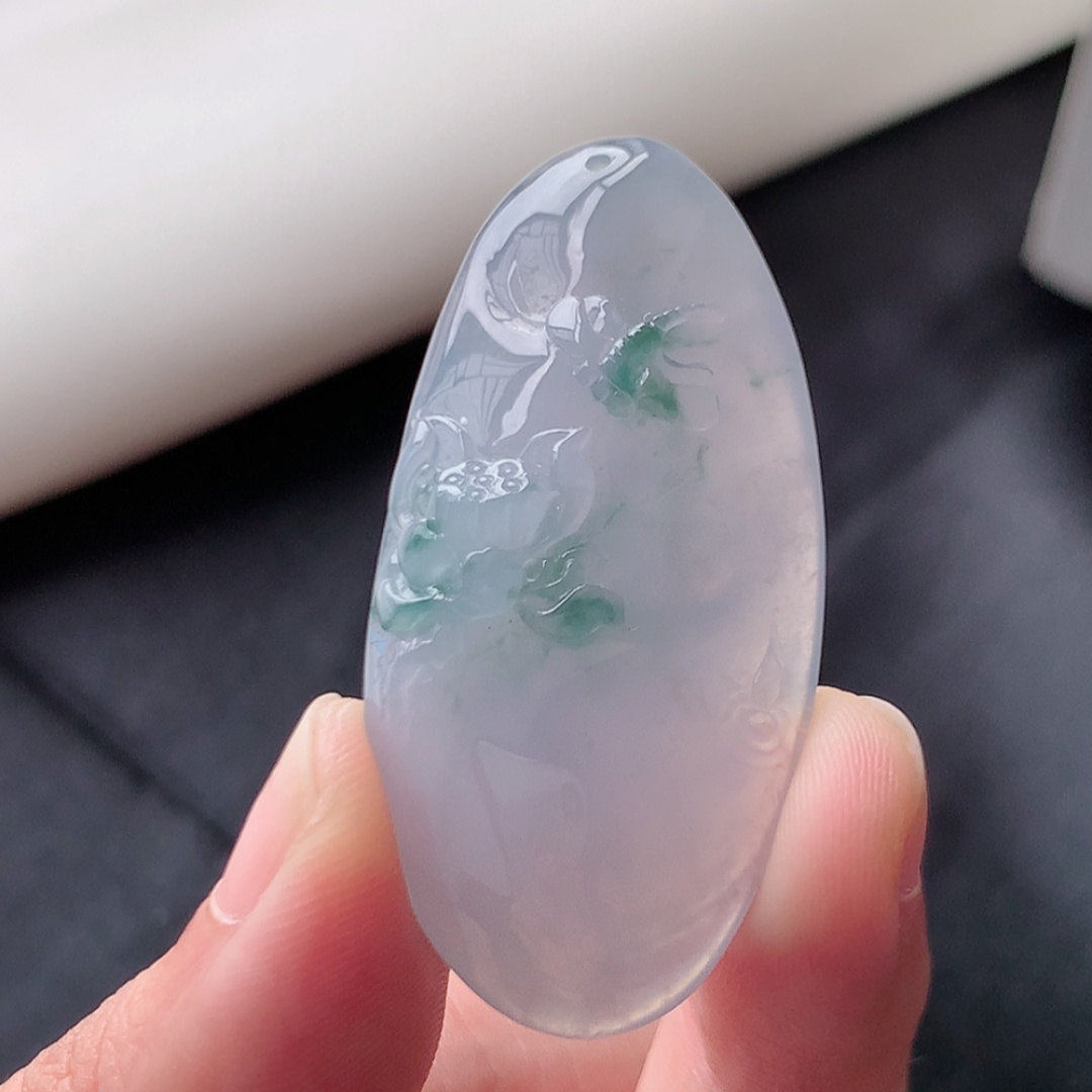 冰飘花挂件。翠色清新，冰润细腻水润，佩戴优雅气质，货号12417，45.3-22.1-7.7