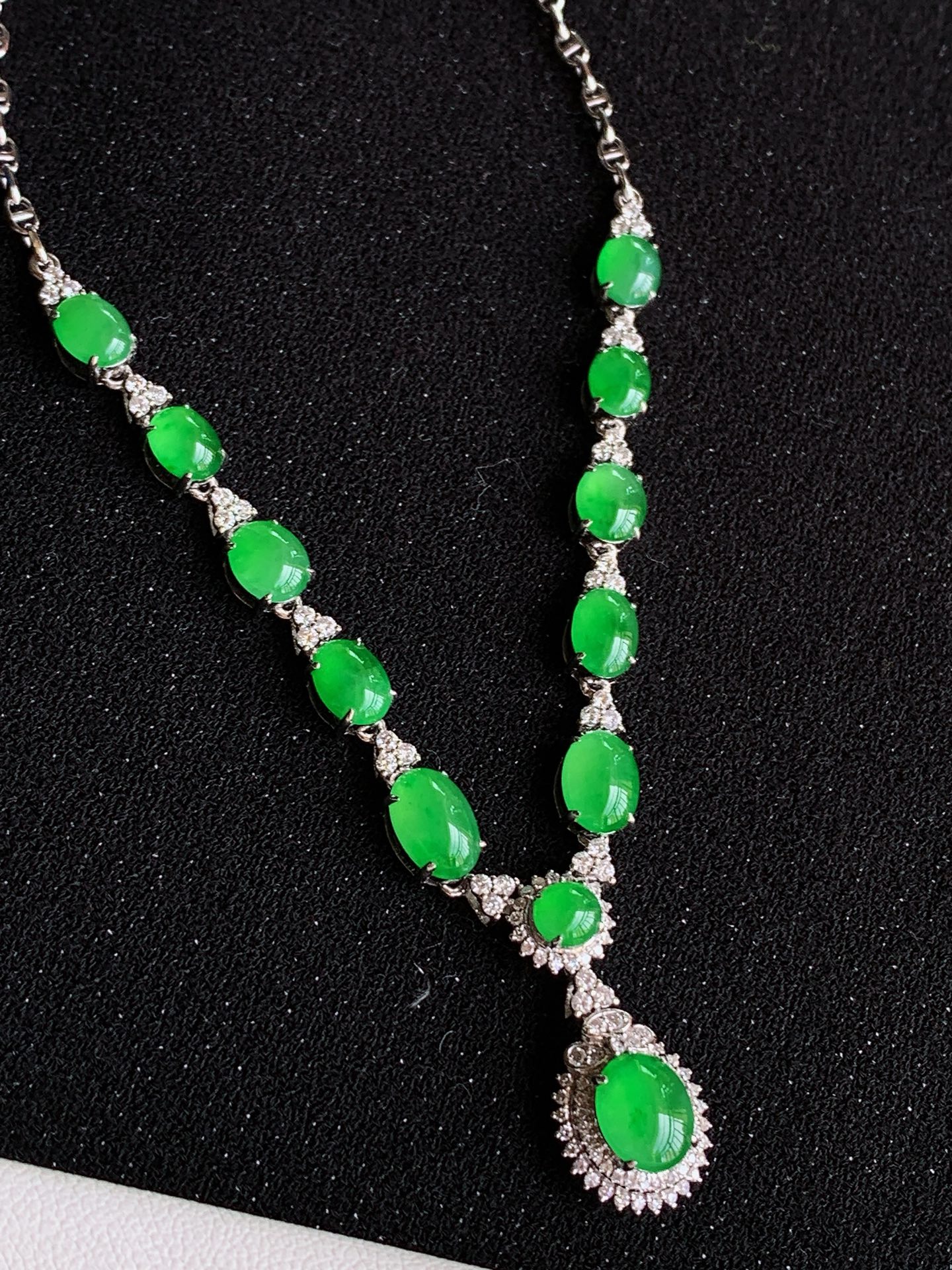 ️，18k镶嵌冰绿锁骨链，无裂，裸石尺寸：7.2/6.5尺寸：23.4/10.9/7