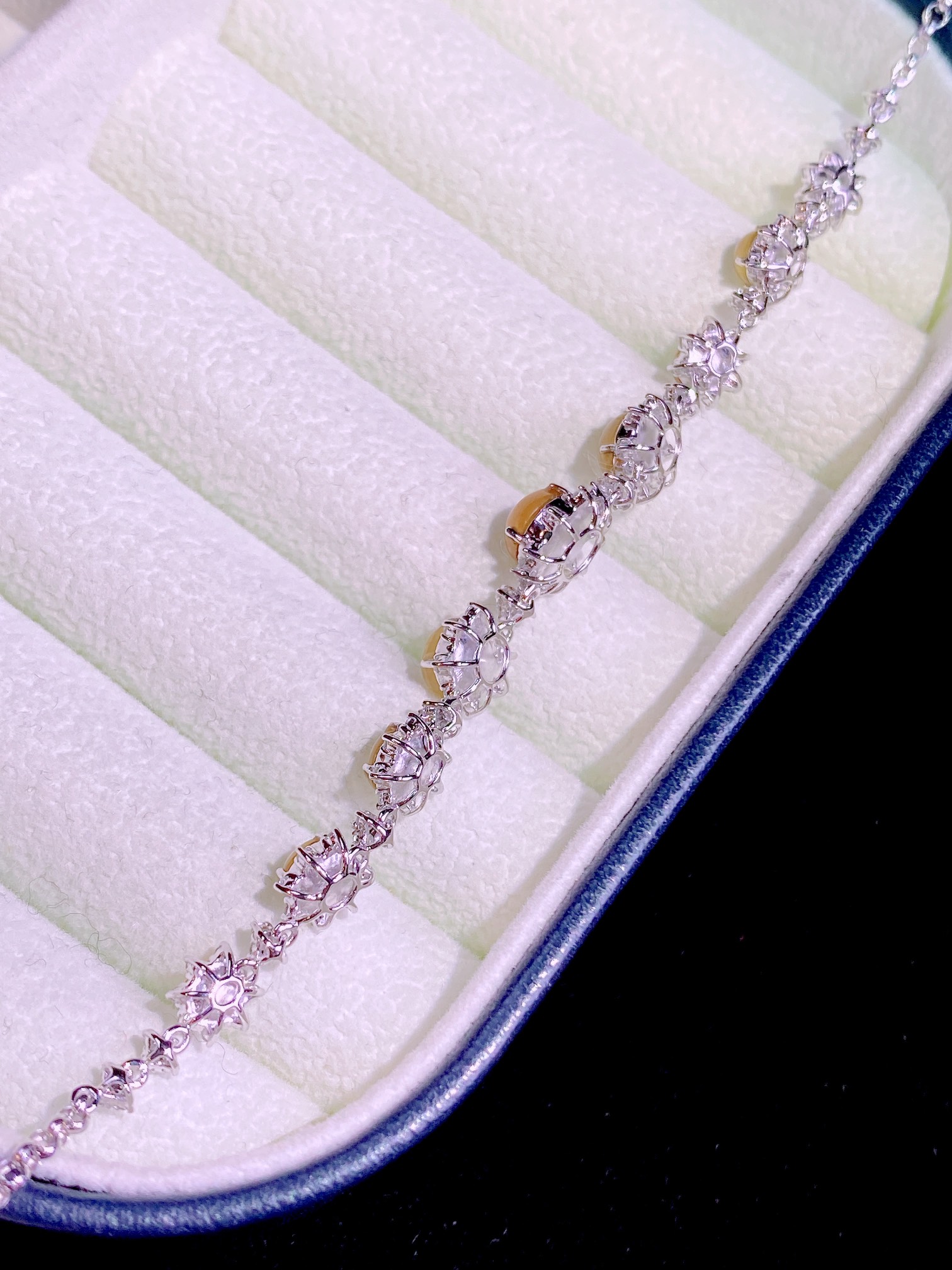 ️，5.4-5.8-3.5，世人皆如满天星 而你却如皎皎洁月         众星捧月 唯你耀眼…天然翡翠高冰黄翡蛋面手链 真是越看越喜欢 独特风格 佩戴气质高雅 设计款