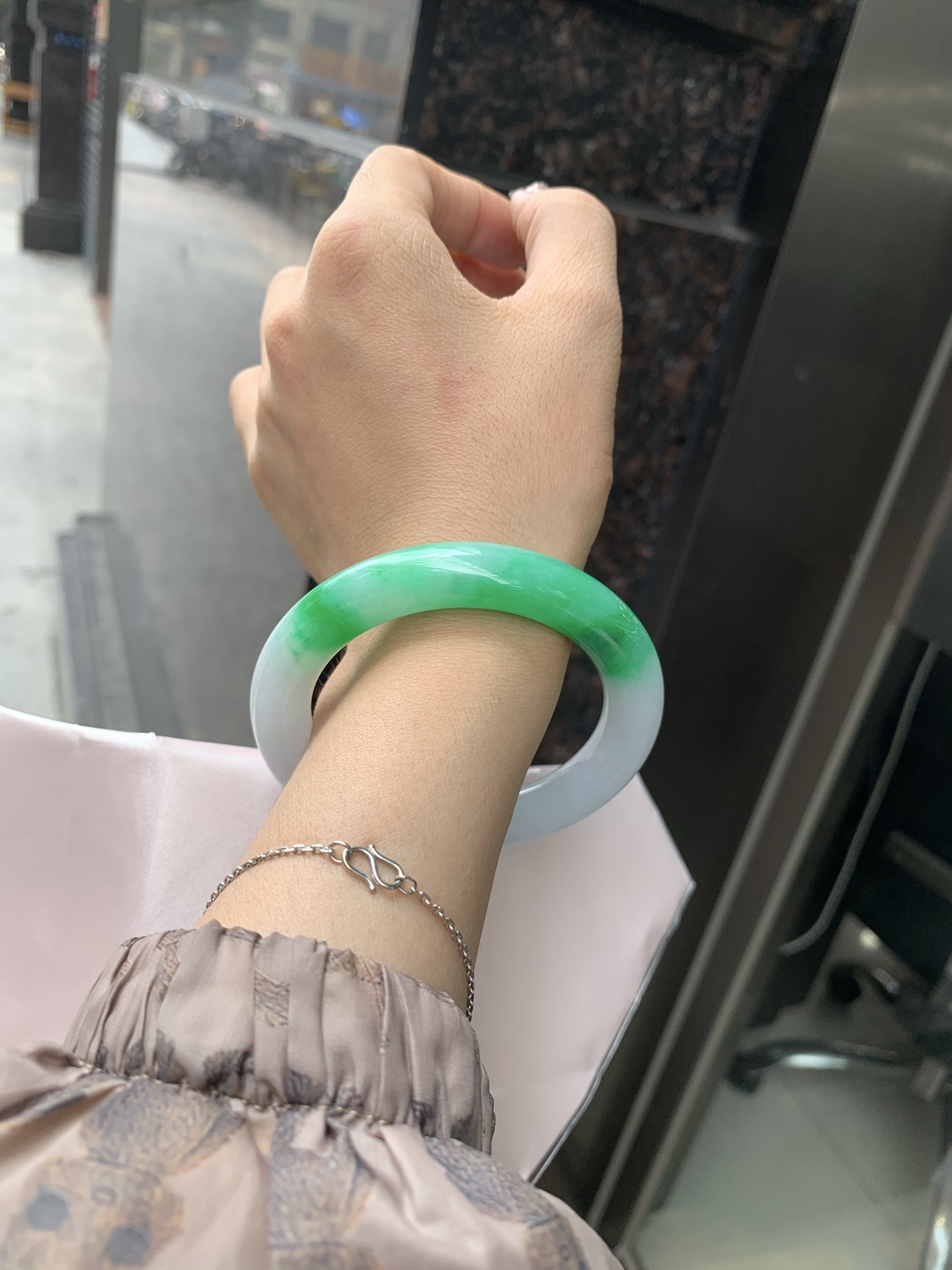 白底青辣绿圆条，55.1-10.6-11.1，0419-N481，打灯多处细纹，有断纹，底妆水润，一节辣绿花点缀，镯色生香，腕间之美，水润中透着灵气，仙气缭绕，温婉可人，举手投足间皆是美好