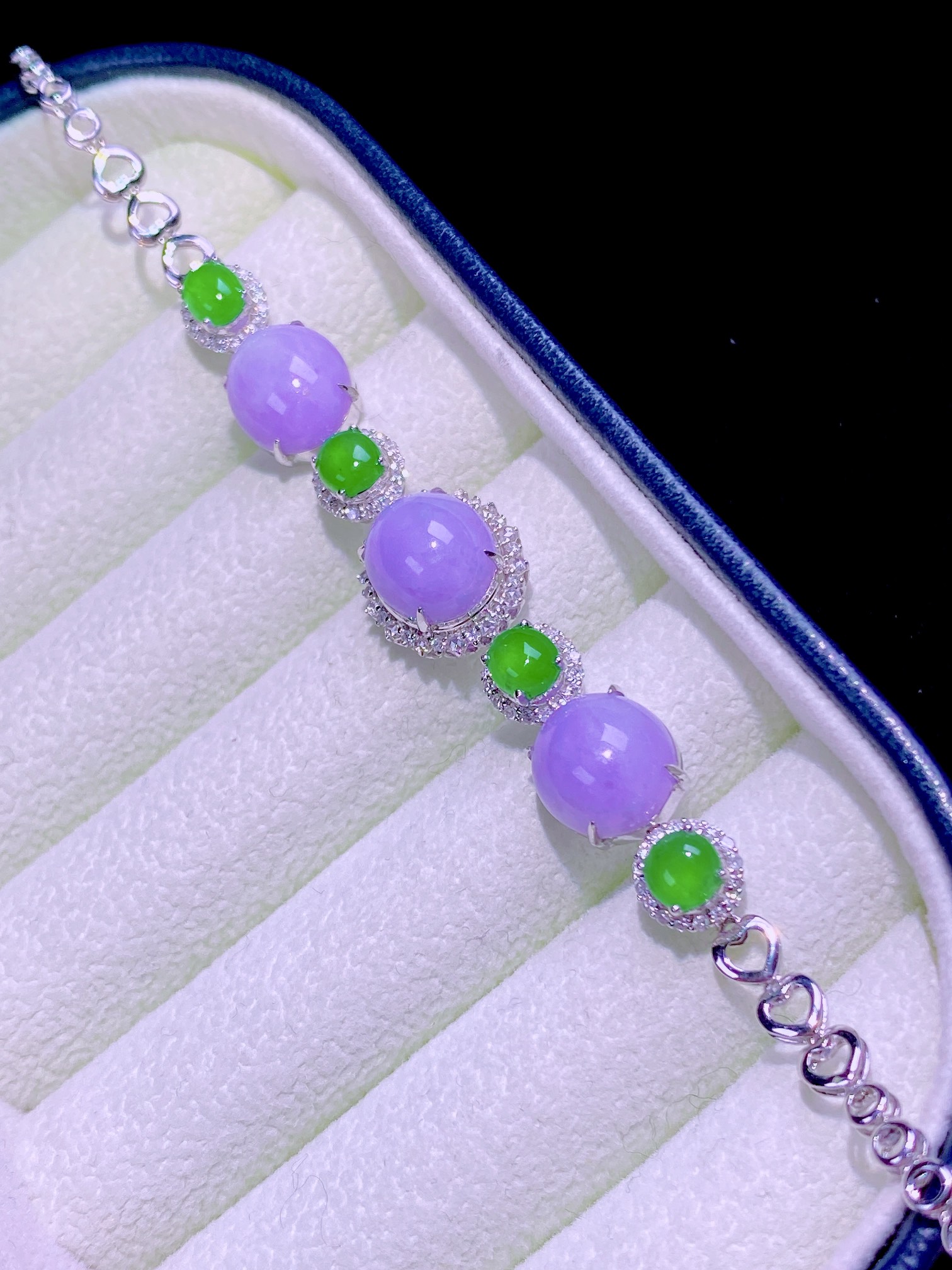 ️ 世人皆如满天星 而你却如皎皎洁月         众星捧月 唯你耀眼…天然翡翠冰种蛋面手链 真是越看越喜欢 独特风格 佩戴气质高雅 设计款，10-8.8-4.5