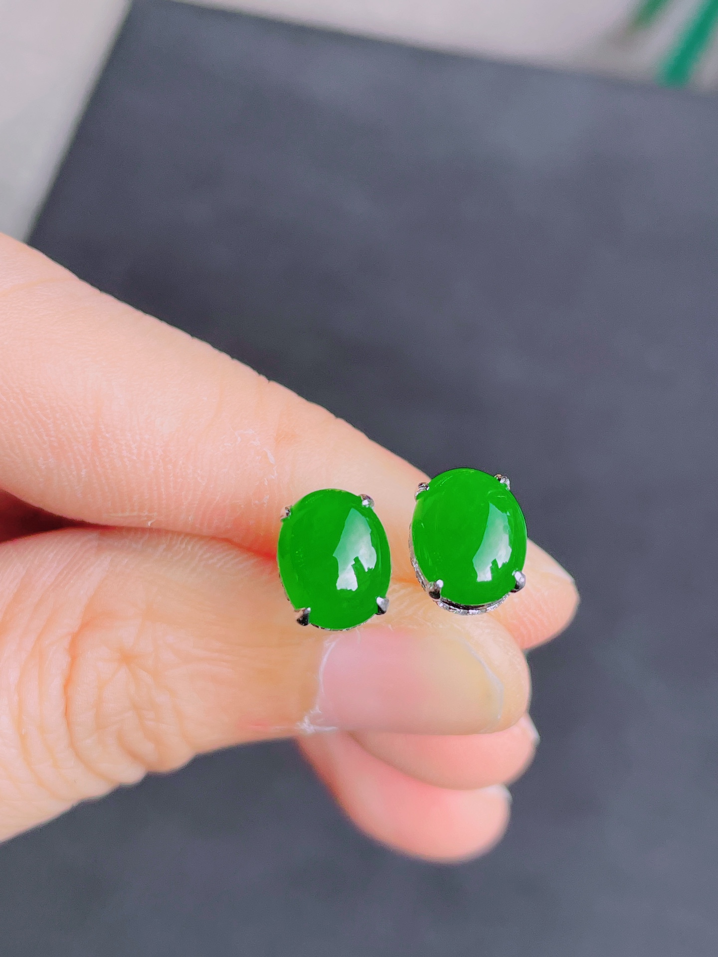 ️超值，高冰绿蛋面耳钉 晶莹剔透，新颖时尚，无裂，9-7-4