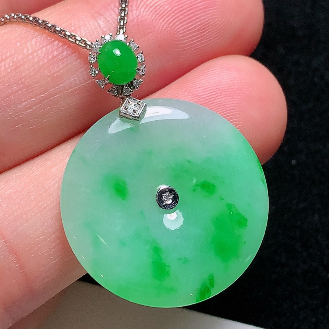 ️18k金镶嵌冰种飘阳绿平安扣，种老水头好，清爽漂亮，饱满无裂：33.7mm裸石：25.2/3.8