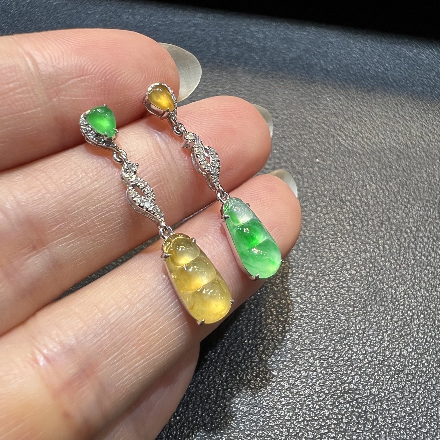 ️18k金钻石镶嵌冰种起光阳绿黄翡四季豆耳坠双色福豆耳钉天然缅甸翡翠A货，11-5.6-28.5-5.6-3.4