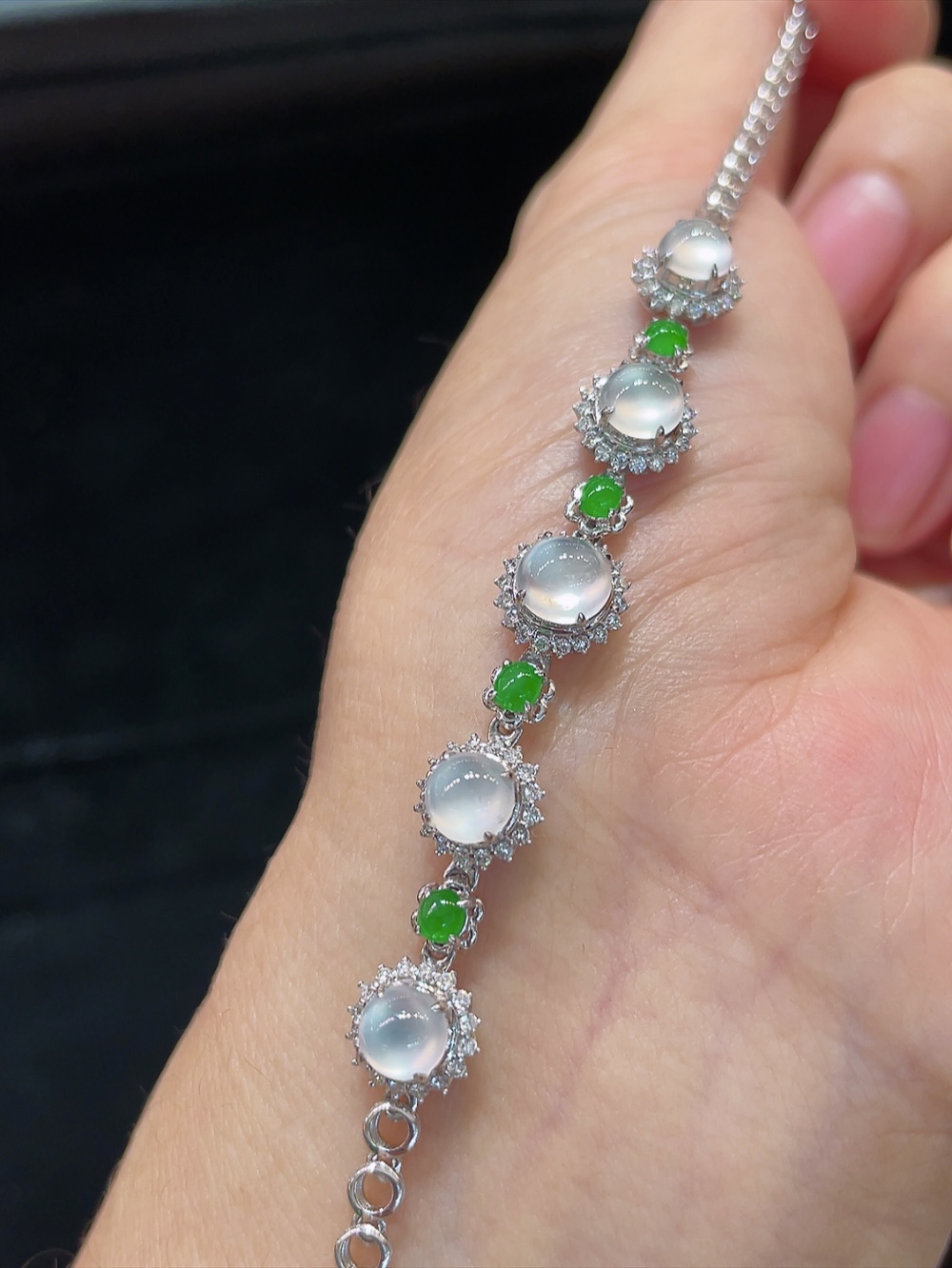️高冰，手链，大件饱满，通透水润，玉质细腻，翠色鲜艳，18k金奢华钻石镶嵌，5.8-5.7-3.5